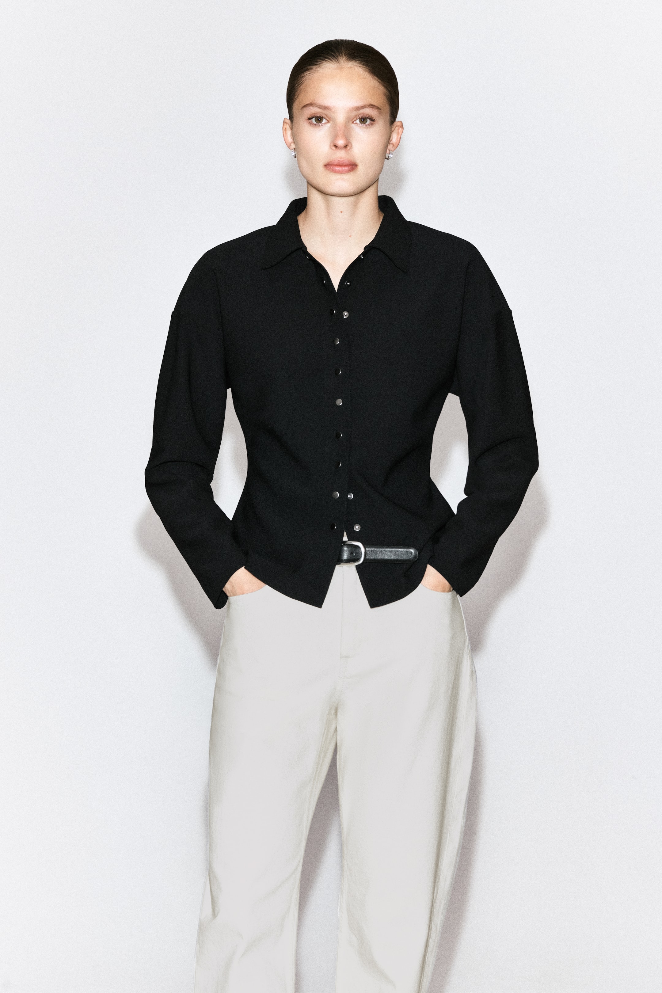 הצגת תמונה גדולה יותר: WAISTED CREPE-JERSEY SHIRT - שחור - Ladies | H&M IL 1