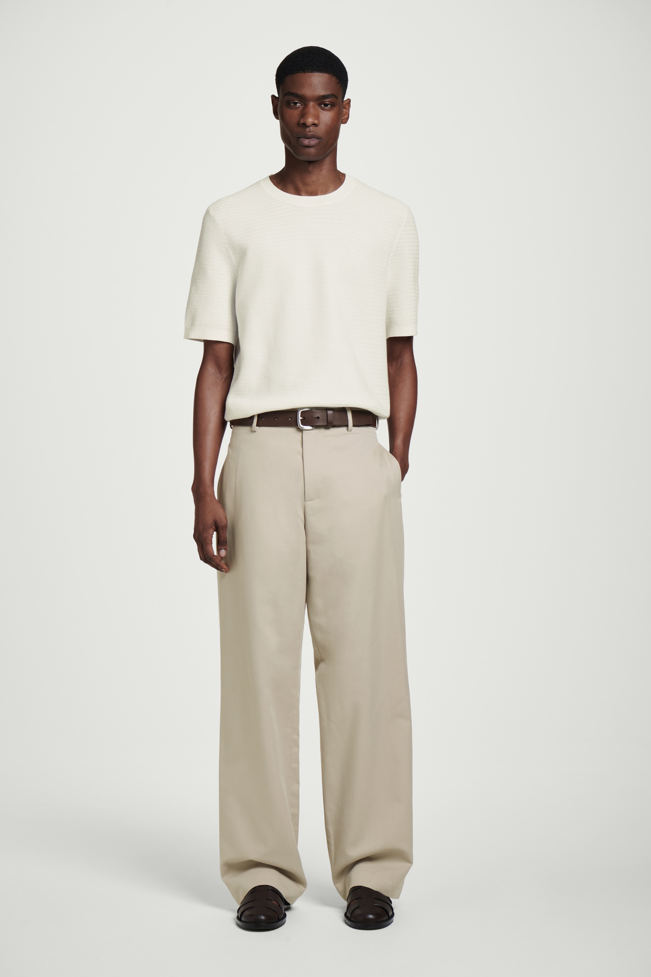 Visa större bild: TEXTURERAD STICKAD T-SHIRT I BOMULL - OFF-WHITE - HERR | H&M SE 4