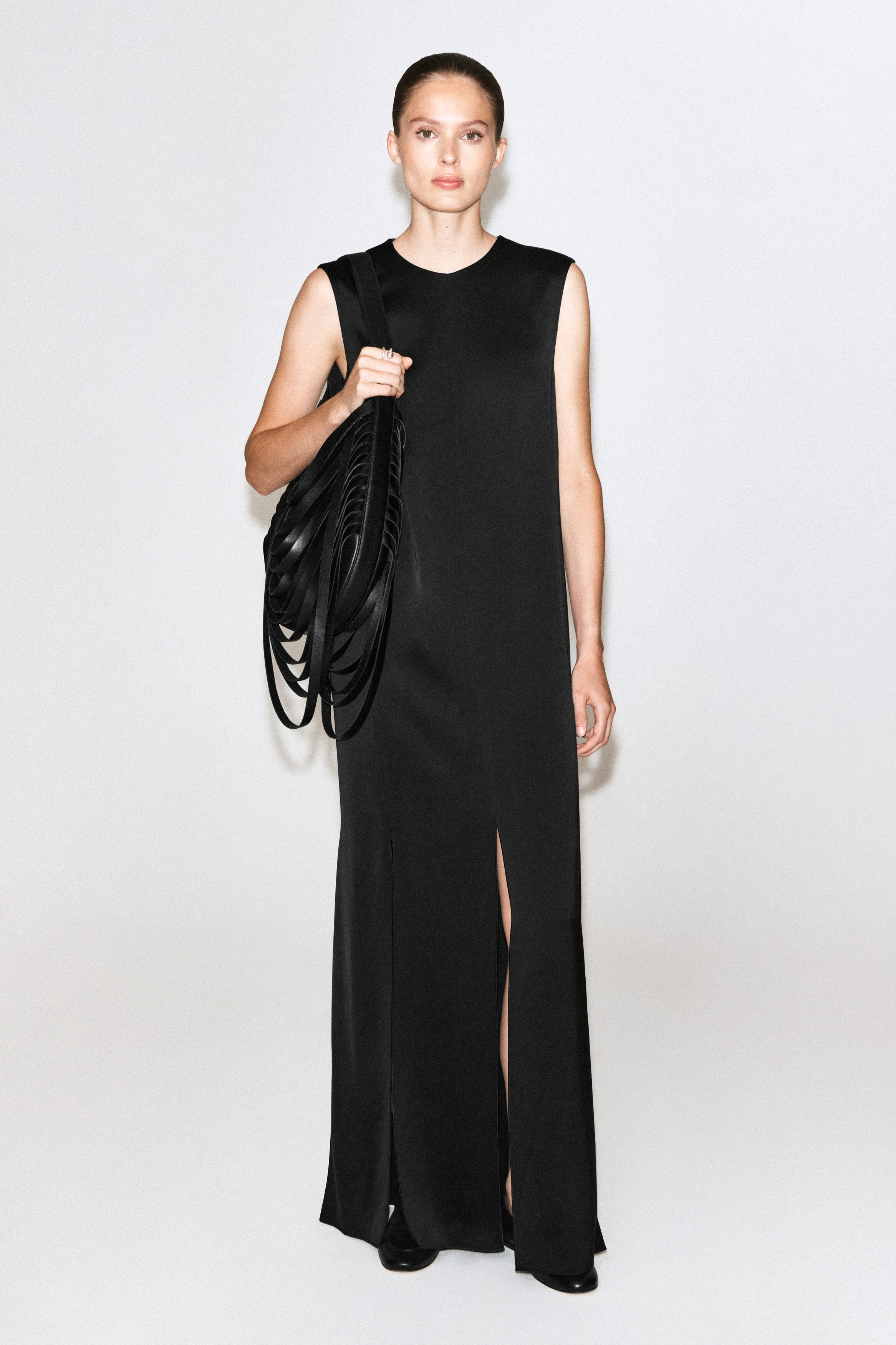 CURVED RAW-CUT SHOULDER BAG - LEATHER