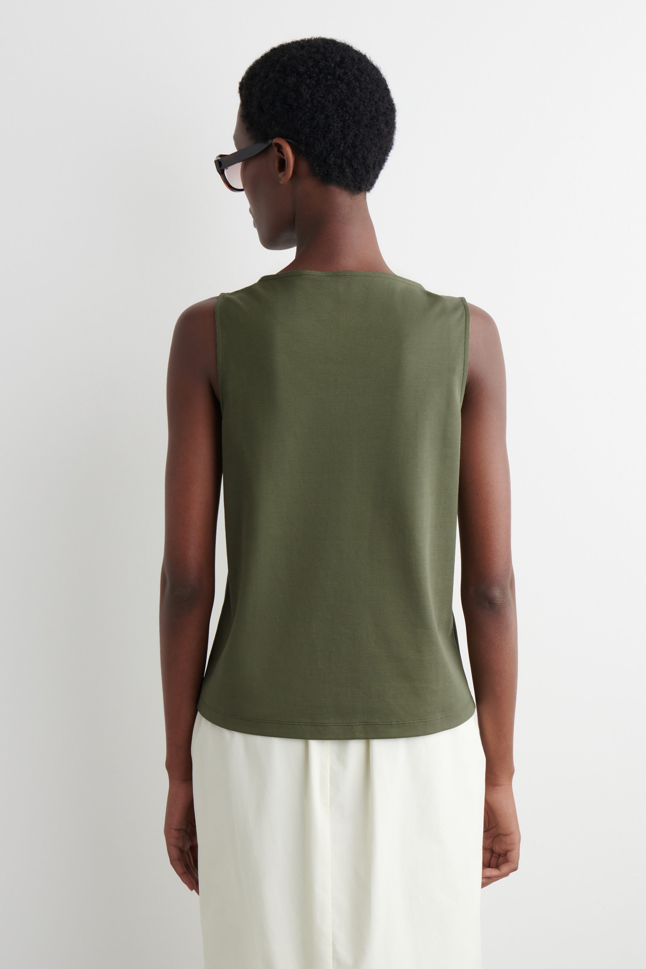 CAMISETA DE TIRANTES CON ESCOTE BARCO