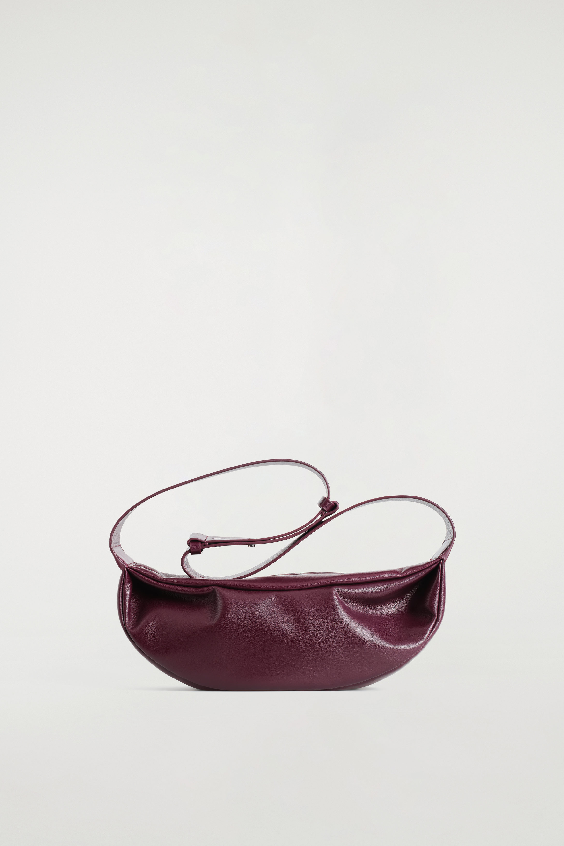 cos ショルダーバッグ   バーガンディ The COS Swing Bag Is Back in the Chicest Shade Yet | Who What Wear