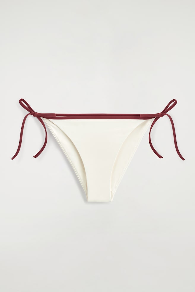 BRAGUITAS BIKINI LAZOS Y RIBETES EN CONTRASTE - BLANCO/ROJO/TERRACOTA / BLANCO - 1
