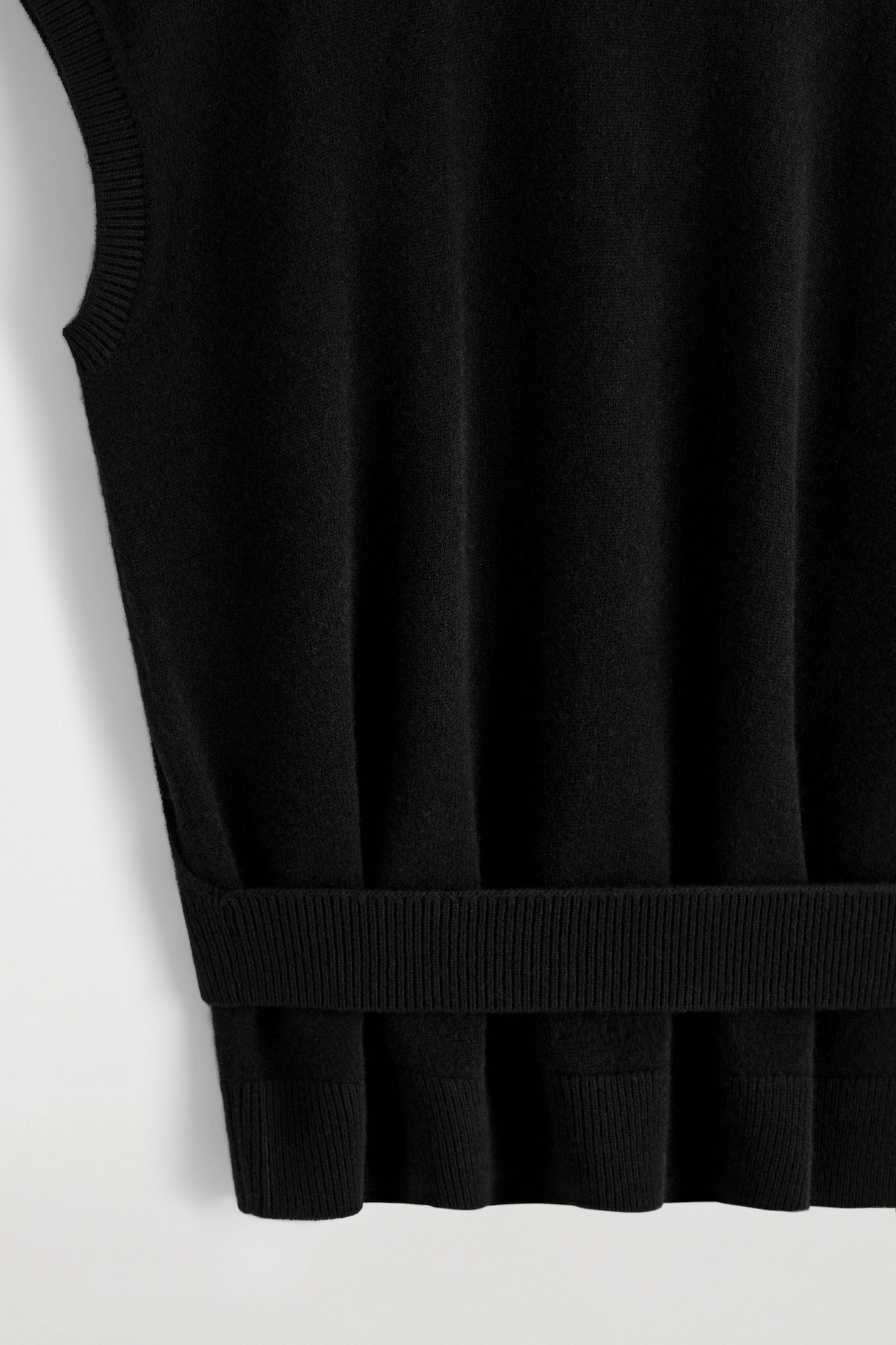 BELT-DETAIL FUNNEL-NECK WOOL VEST — BLACK