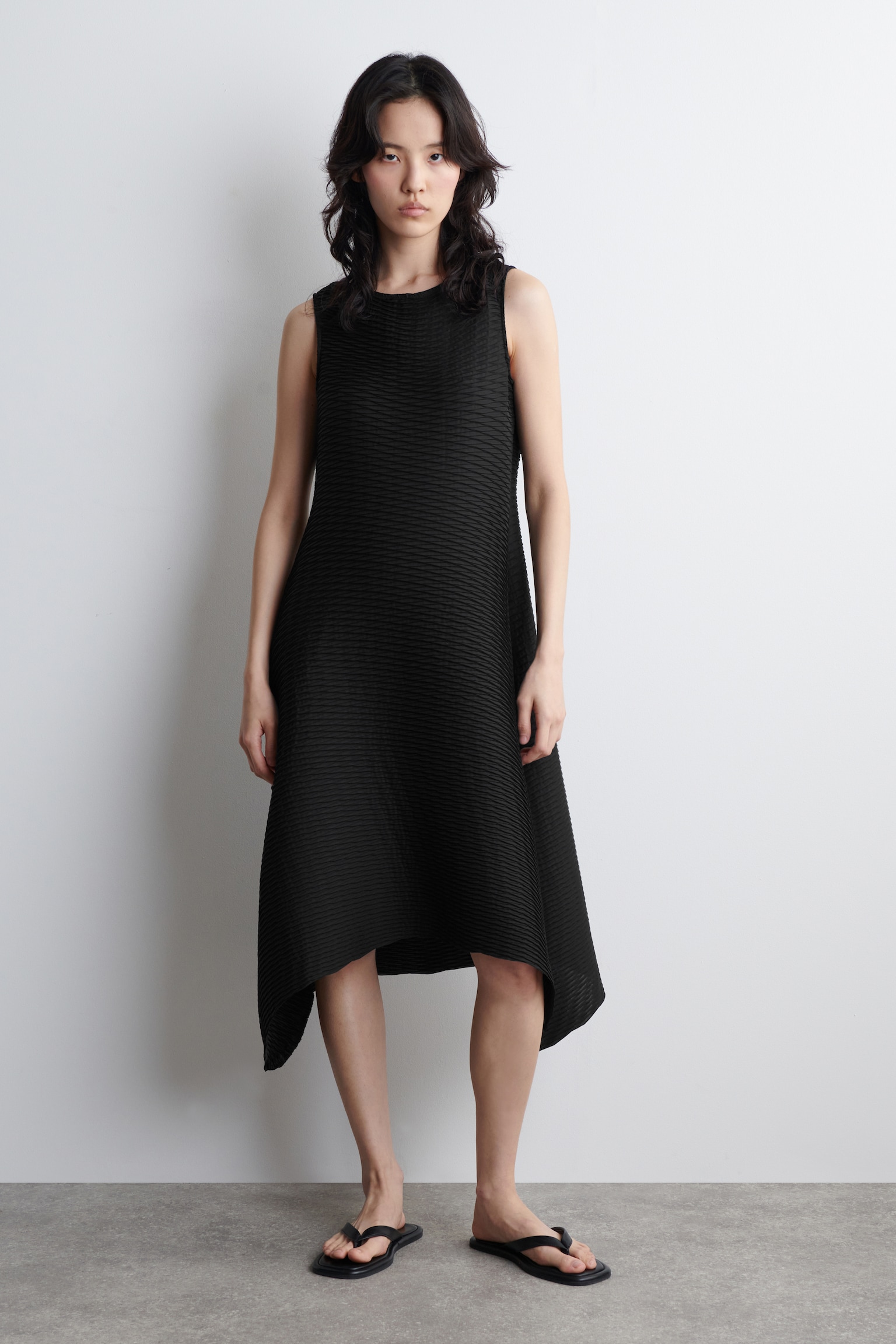 VESTIDO MIDI PLISADO VOLUMINOSO - NEGRO/ANTRACITA - 1