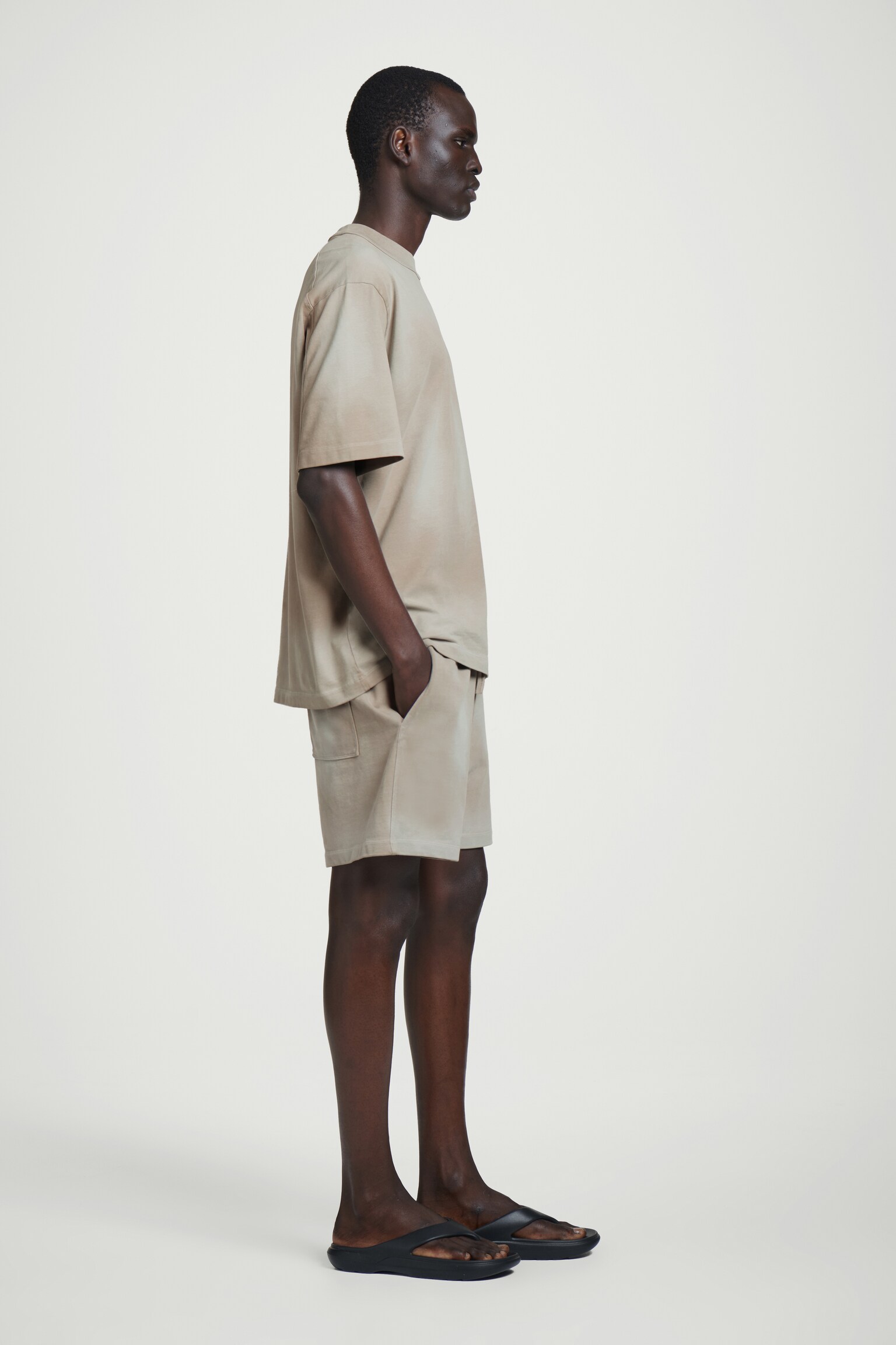 OVERSIZED MOCK-NECK T-SHIRT VAN GEWASSEN JERSEY - MOL/ZWART - 3