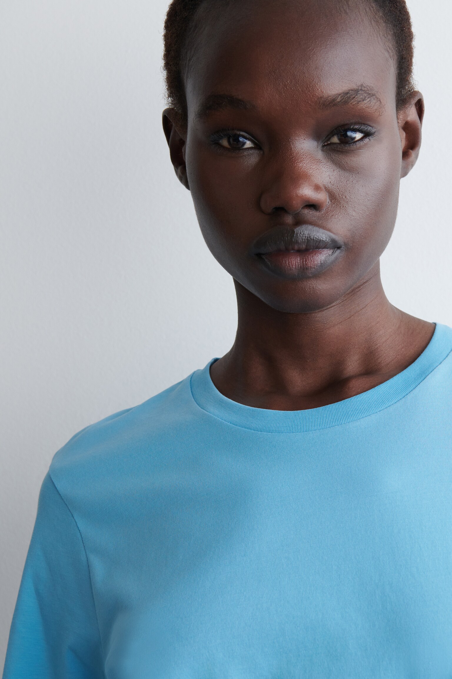 CAMISETA DE ALGODÓN CON CUELLO REDONDO - AZUL CLARO/AMARILLO CLARO/AZUL MARINO/GRIS CLARO JASPEADO/BLANCO/RAYAS/NEGRO/CAQUI OSCURO/BLANCO/GRIS JASPEADO/MARRÓN OSCURO - 4