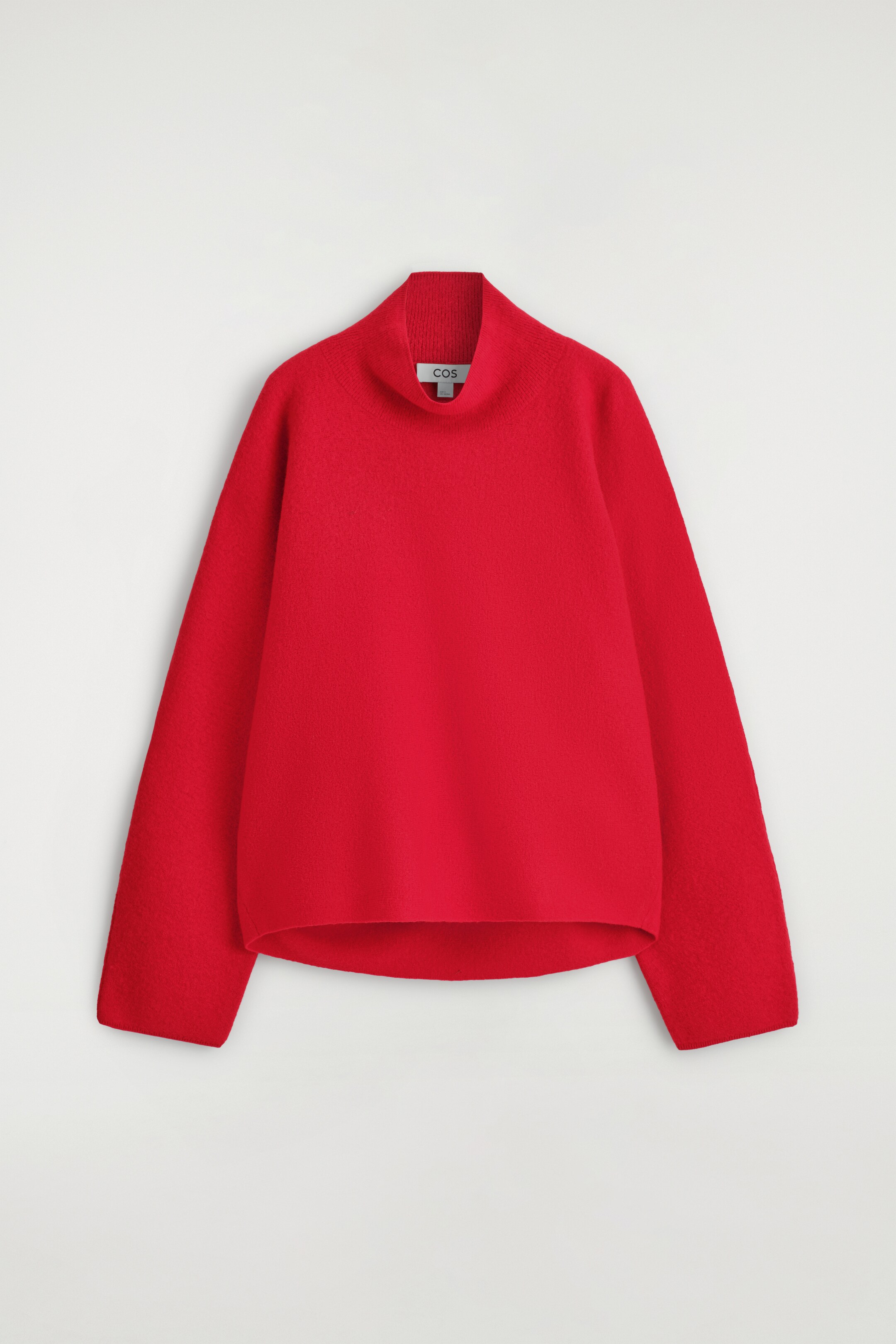 Agrandir l'image: Un pull rouge à col cheminée est présenté DE FACE, affichant une texture en laine mérinos bouillie, une forme arrondie et des manches longues.