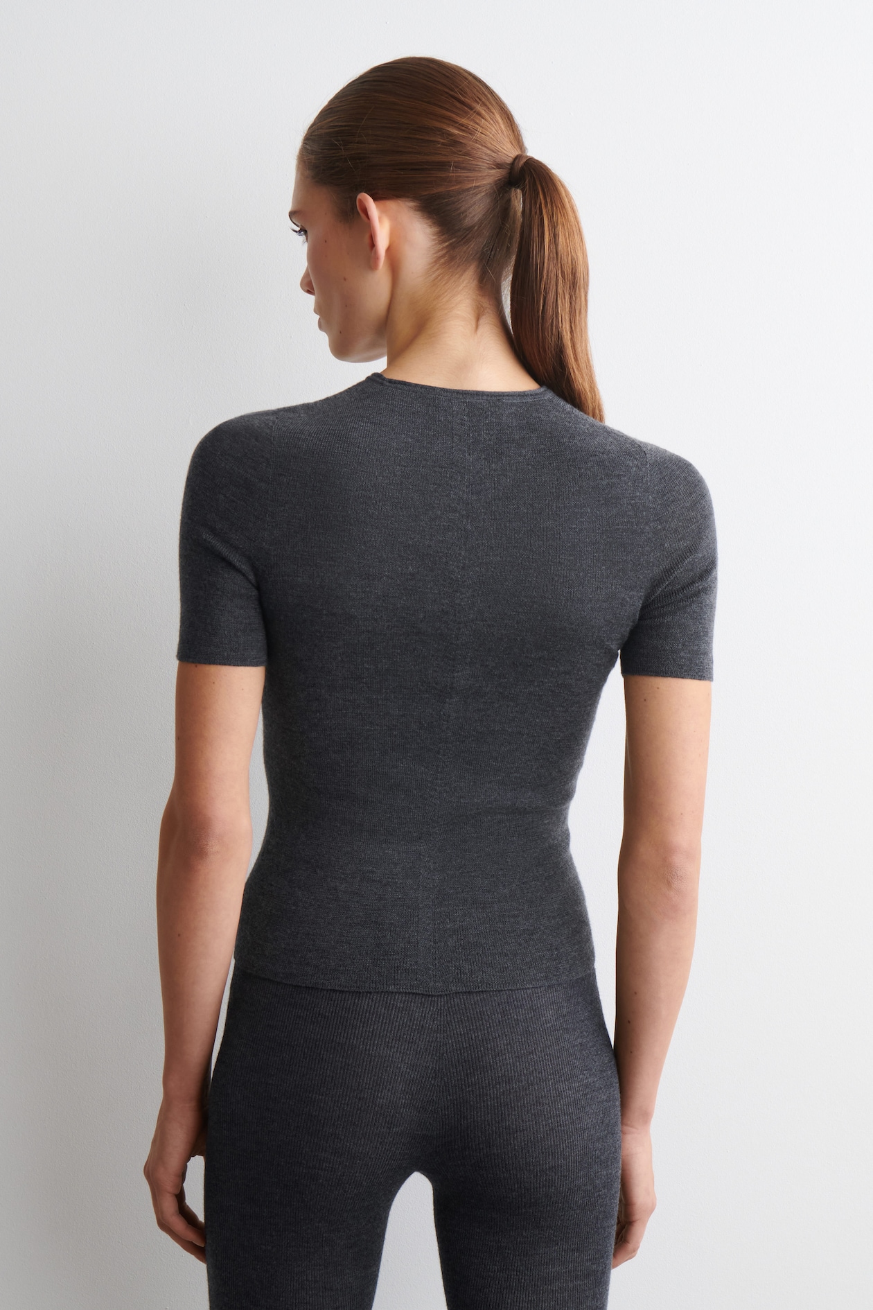 SEAMLESS MERINO WOOL T-SHIRT — CHARCOAL MÉLANGE