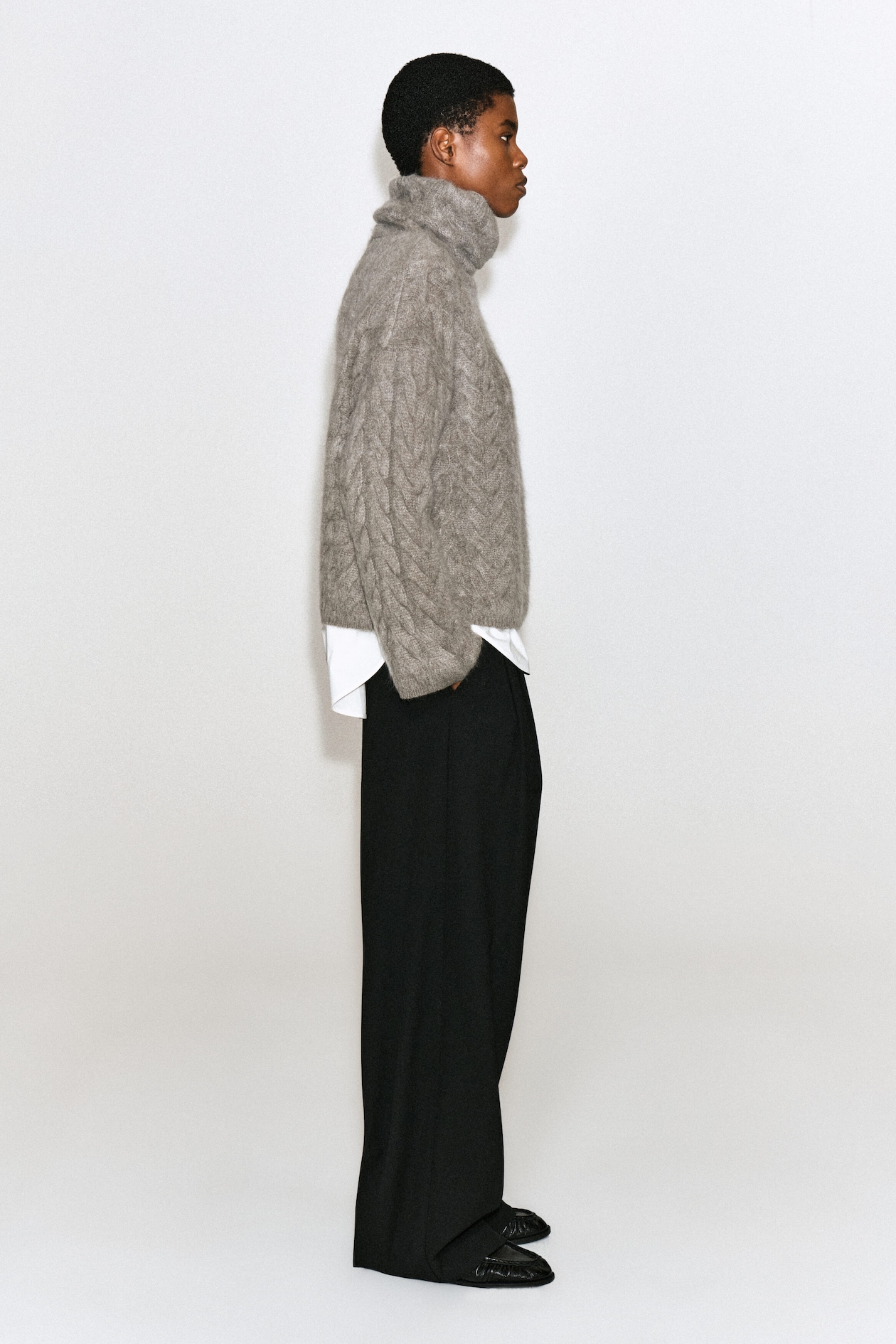 CABLE-KNIT BRUSHED PURE CASHMERE SWEATER — BROWN