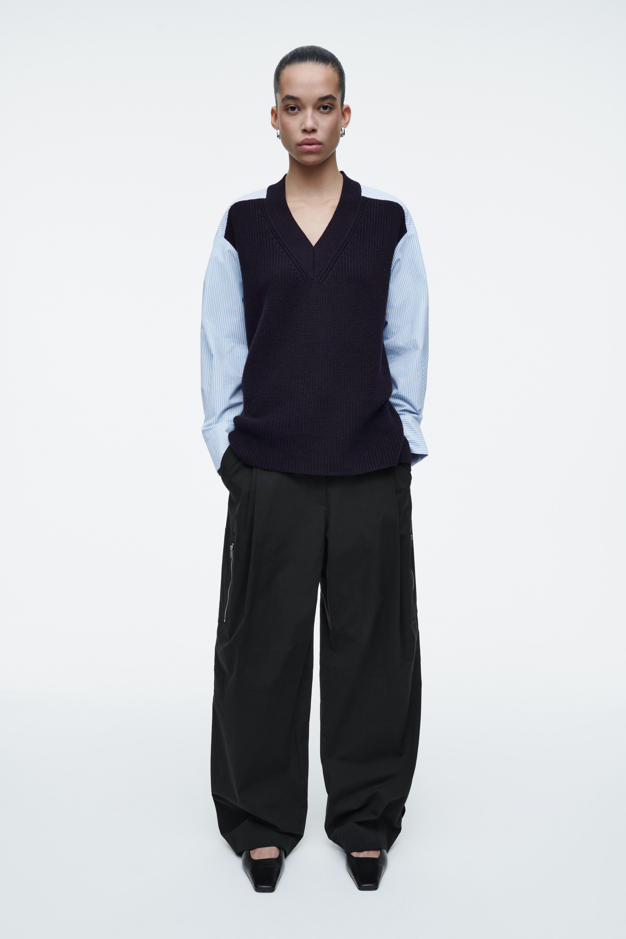 Grotere afbeelding bekijken: GEDECONSTRUEERDE POPLIN-PANELEN WOLLEN TRUI - MARINE / GESTREEPT - DAMES | H&M BE 6