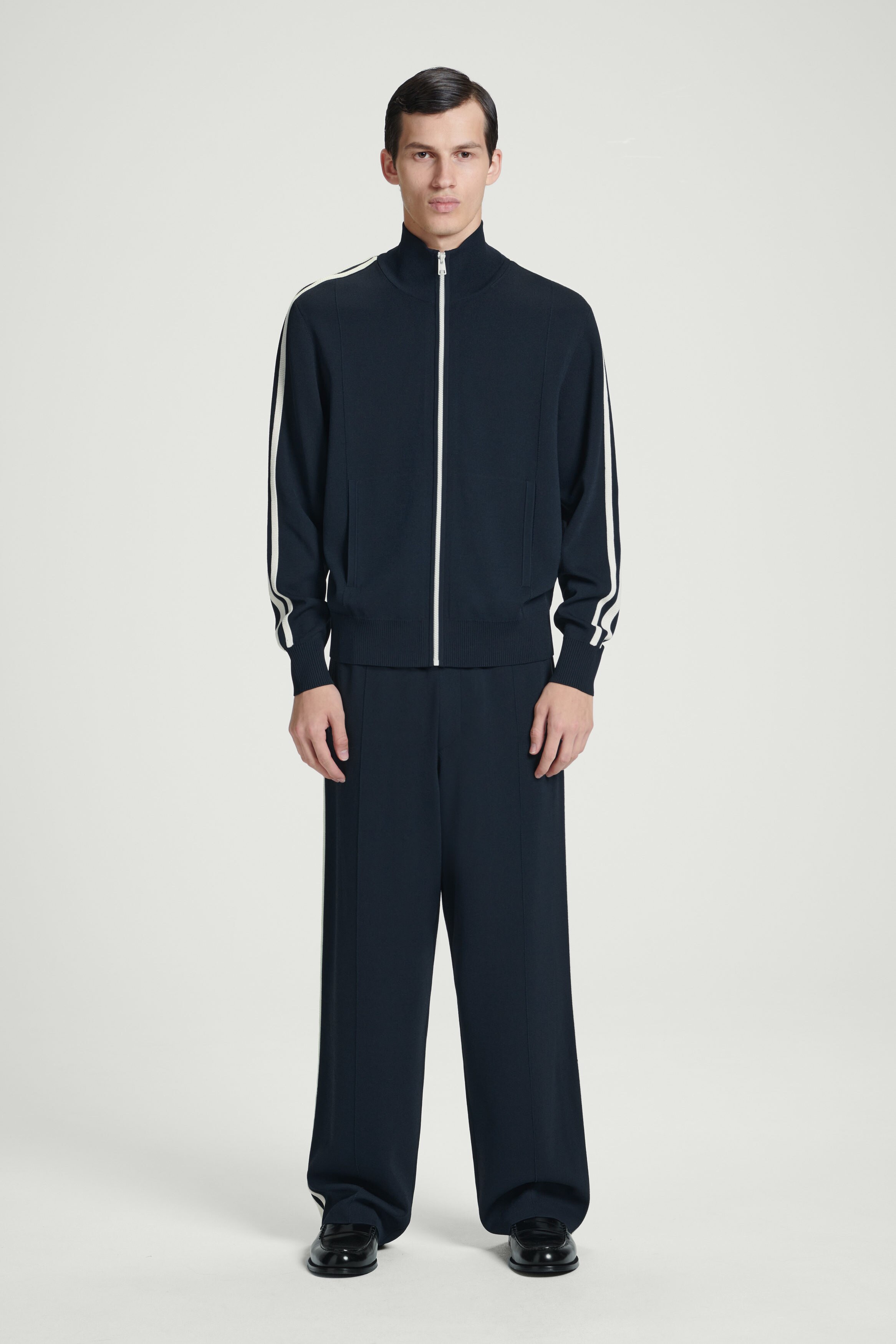 COS コントラストストライプニット　トラックジャケット S ネイビー CONTRAST-STRIPE KNITTED TRACK JACKET - NAVY / IVORY | COS