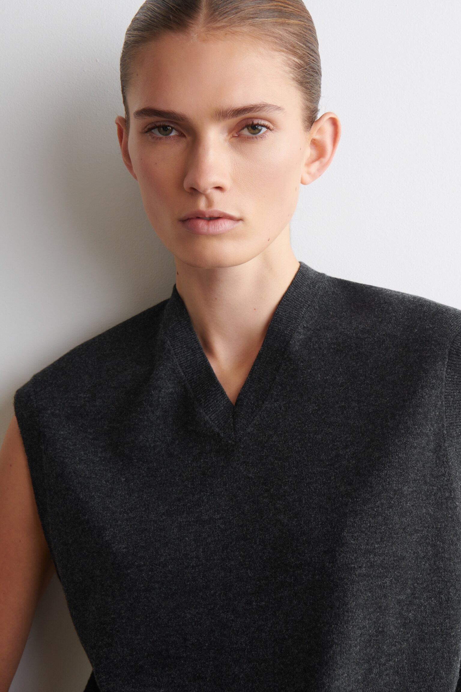 אפודת צווארון V מצמר רינו - אפור כהה - 7