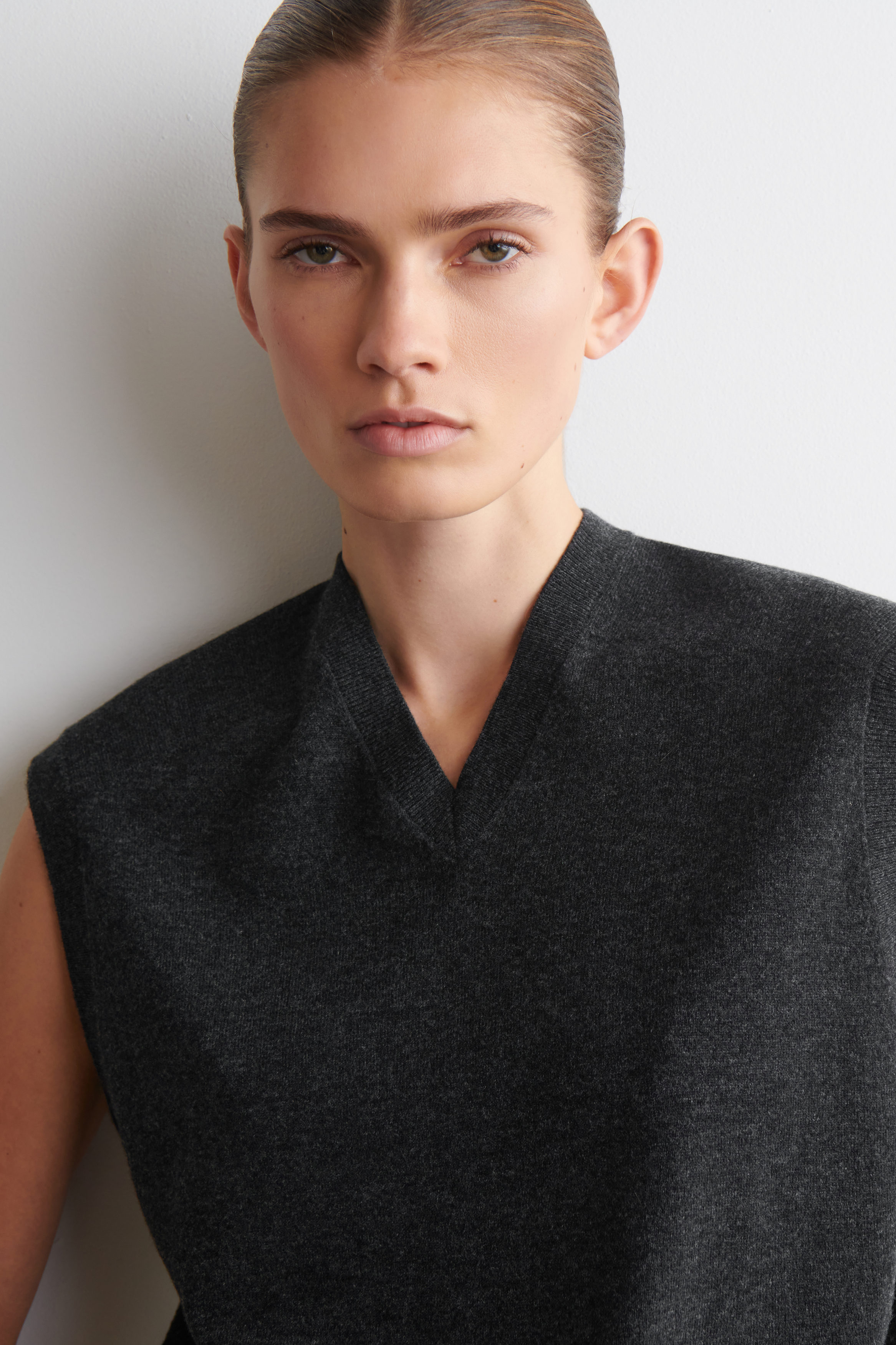 MERINO WOOL V-NECK VEST - DARK GREY | COS