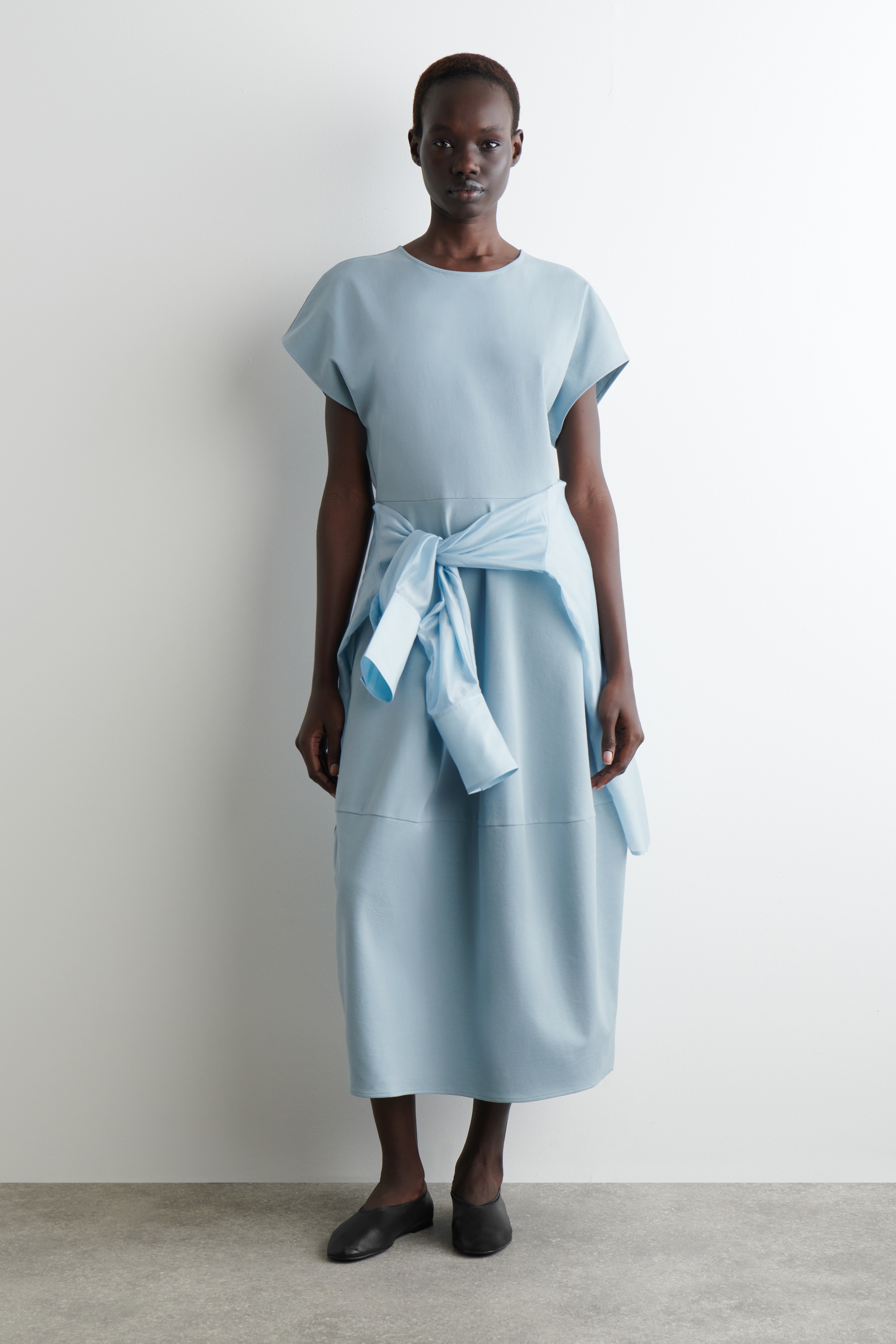 BAWEŁNIANA SUKIENKA MIDI Z WYCIĘCIEM W TALII - JASNONIEBIESKI/GRANATOWY