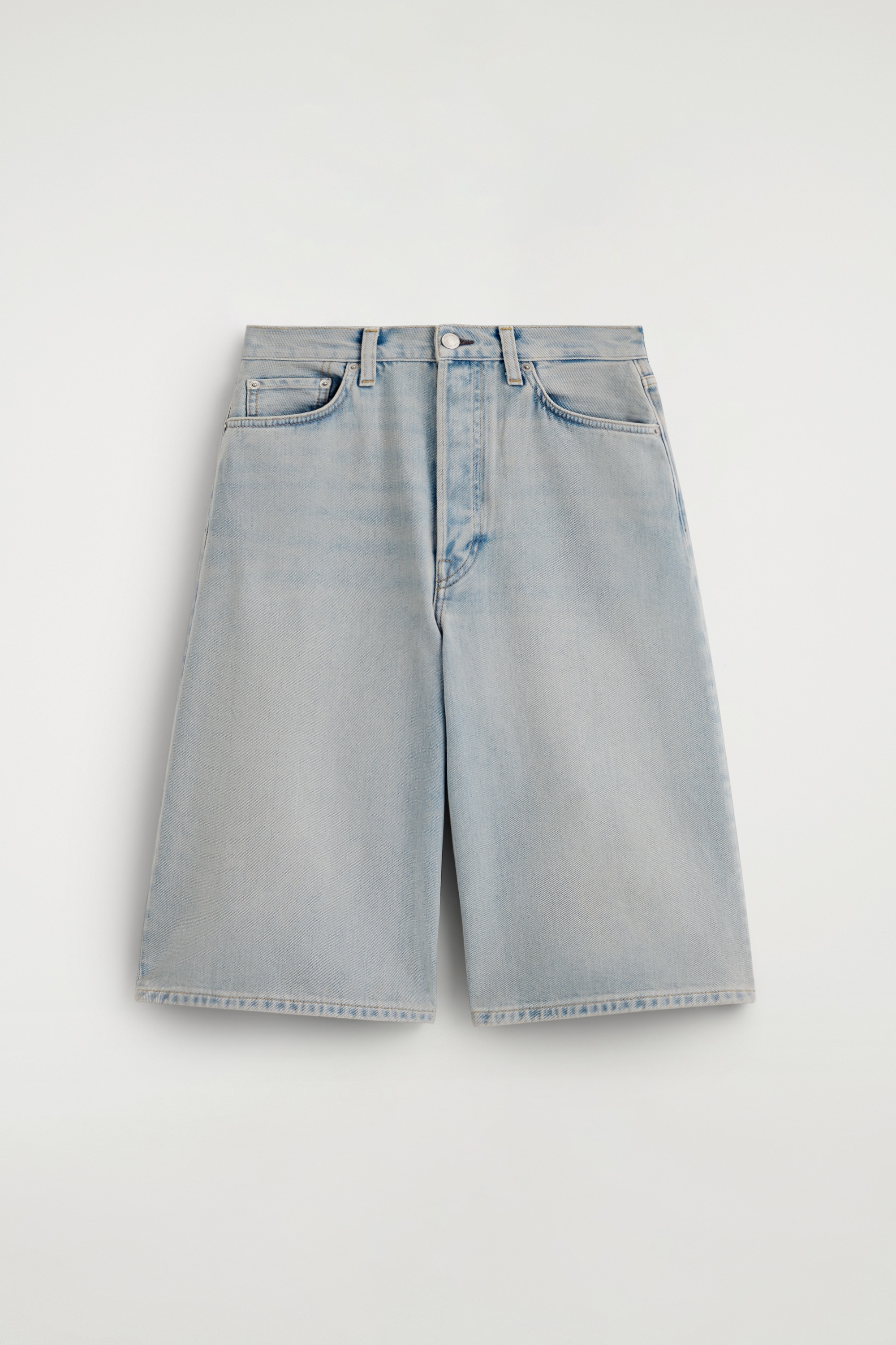 BERMUDA EN DENIM - BLEU CIEL/BRUN FONCÉ/BLANC