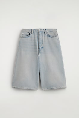 KNÄLÅNGA JEANSSHORTS