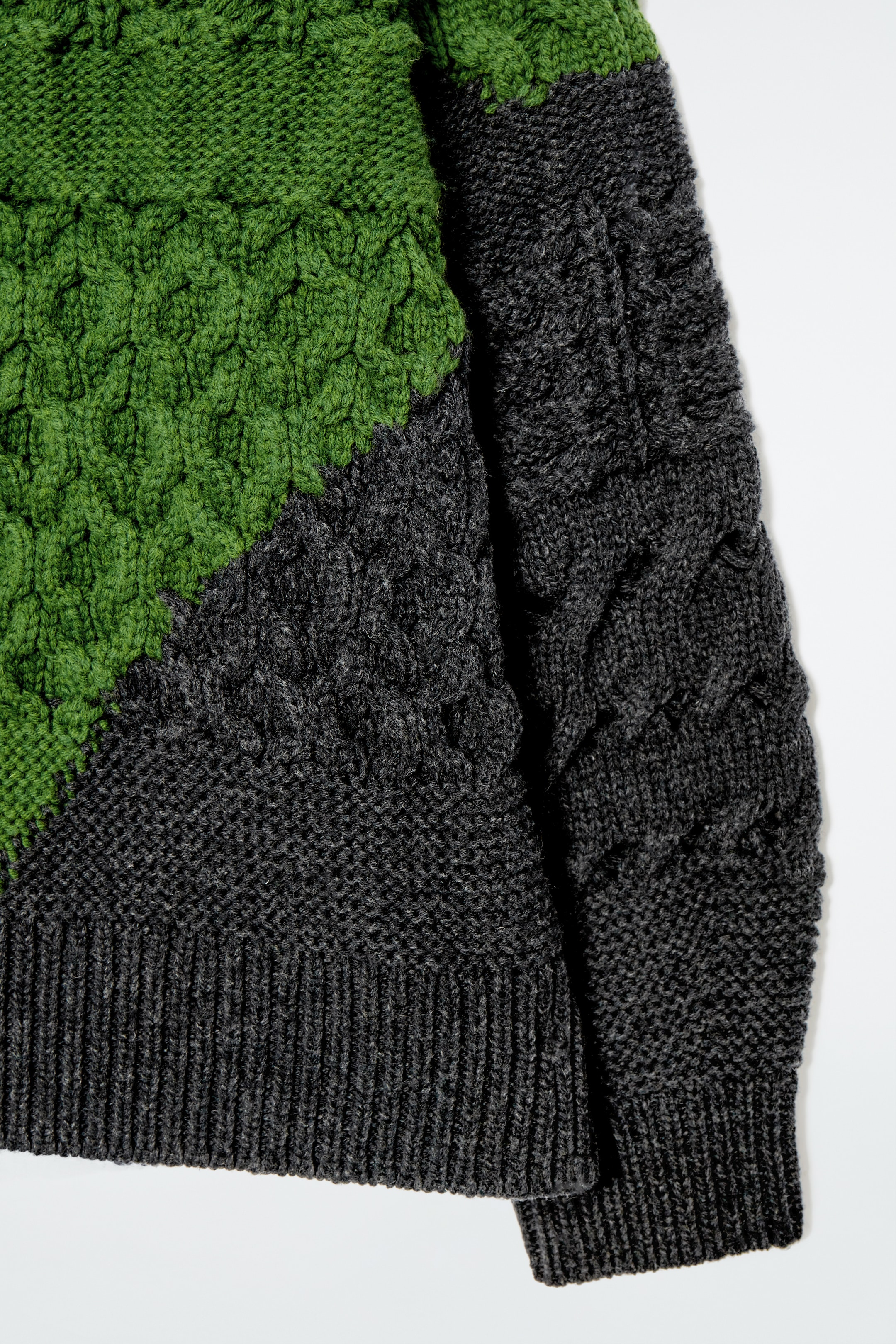 Grotere afbeelding bekijken: Abstract kabelgebreide merinowollen trui - CHARCOAL / GREEN - DAMES | H&M BE 7