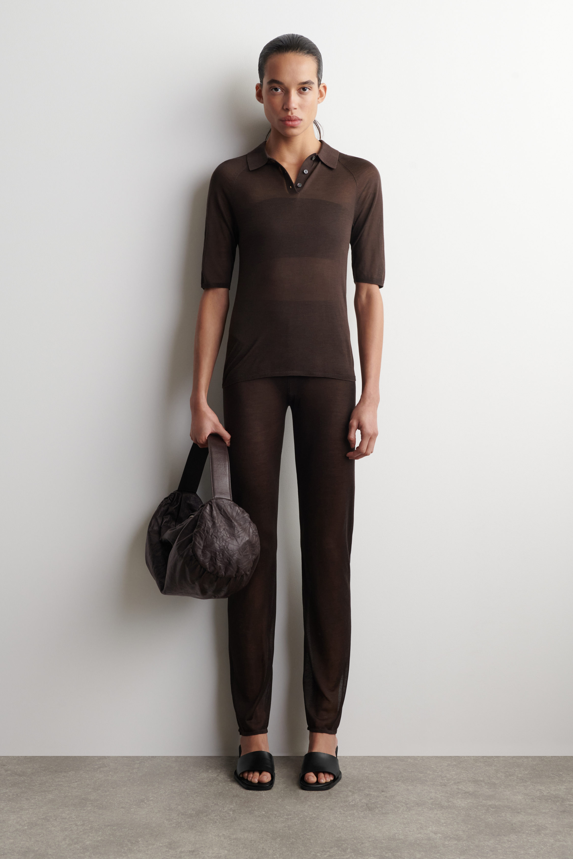 【deres】Bridget 半袖ブラウスchocolate SEAMLESS SHEER KNITTED SILK PANTS - BITTER CHOCOLATE | COS CA