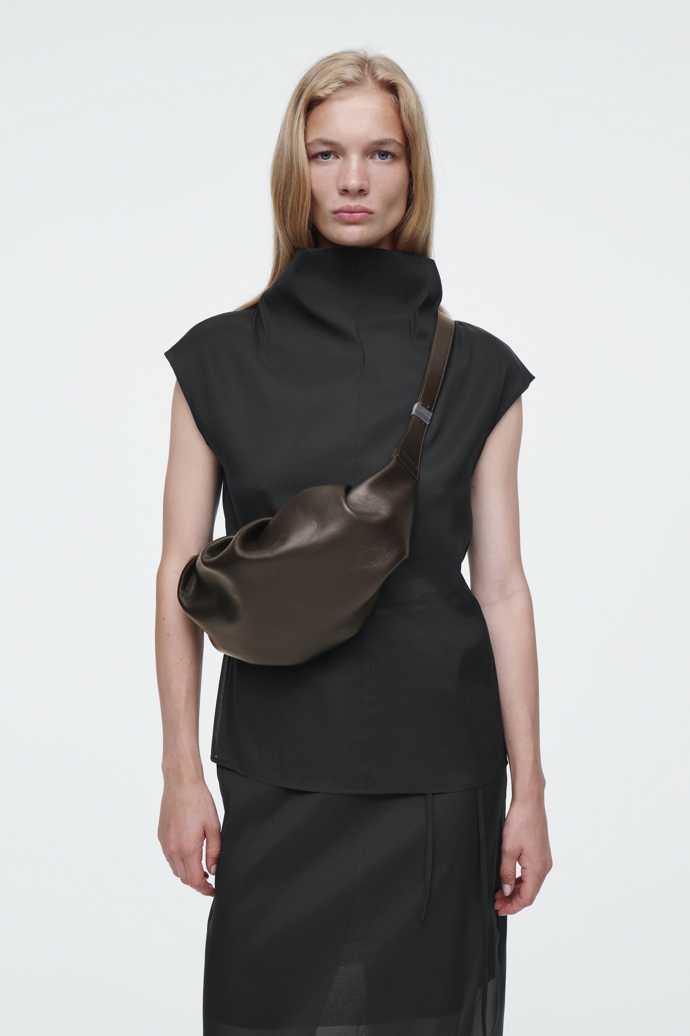 ◆送料無料◆COS GATHERED LEATHER SHOULDER BAG◆正規品鑑定◆ GATHERED SHOULDER BAG - LEATHER ギャザードショルダーバッグ
