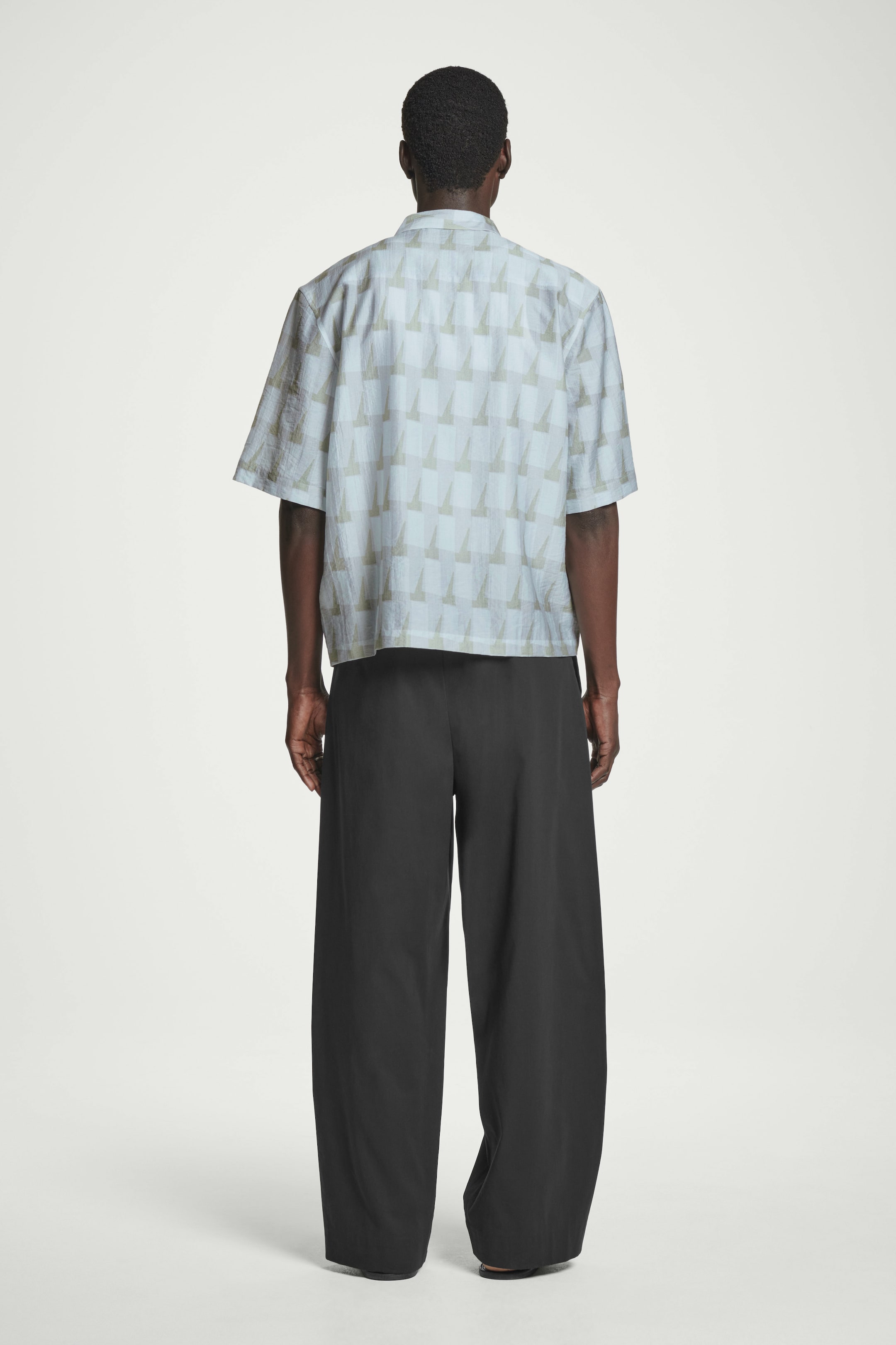 Agrandir l'image: CHEMISE À MANCHES COURTES ET IMPRIMÉ GÉOMÉTRIQUE - BLEU CLAIR / IMPRIMÉ - HOMME | H&M FR 4