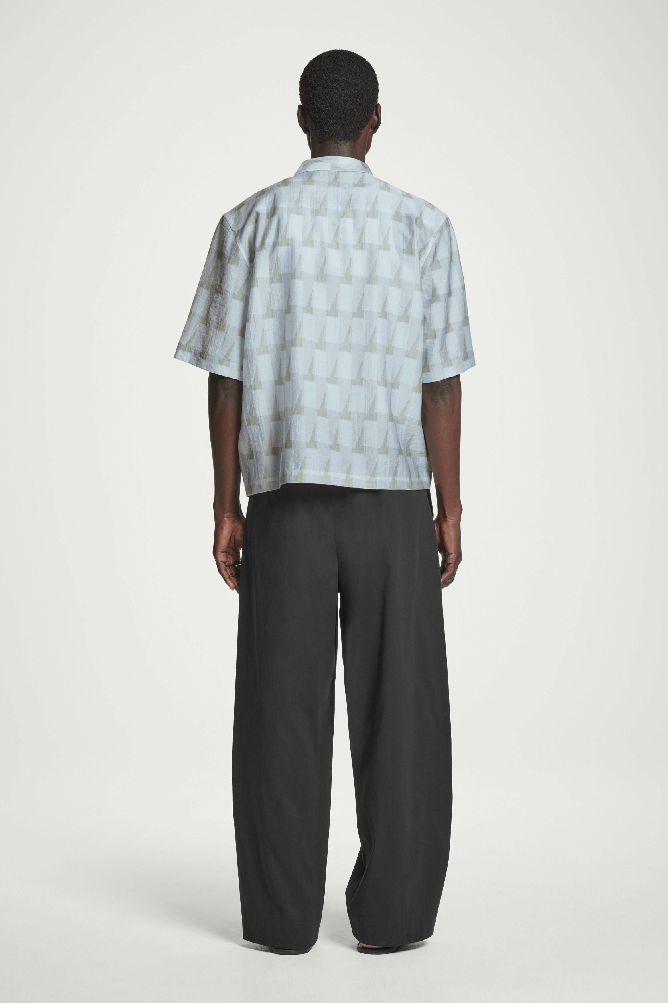 GEOMETRIC PRINT SHORT SLEEVED SHIRT - LIGHT BLUE / GEOMETRIC