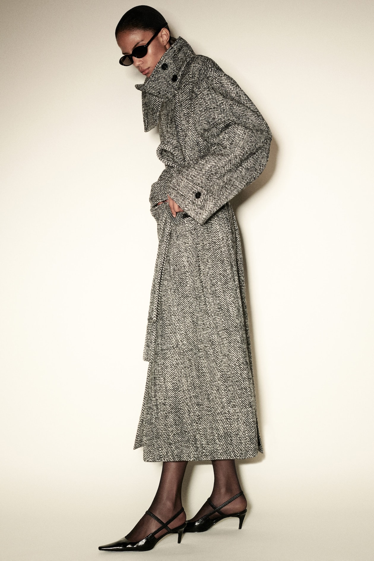 BELTED HERRINGBONE WOOL MOCK-NECK COAT — BLACK / HERRINGBONE