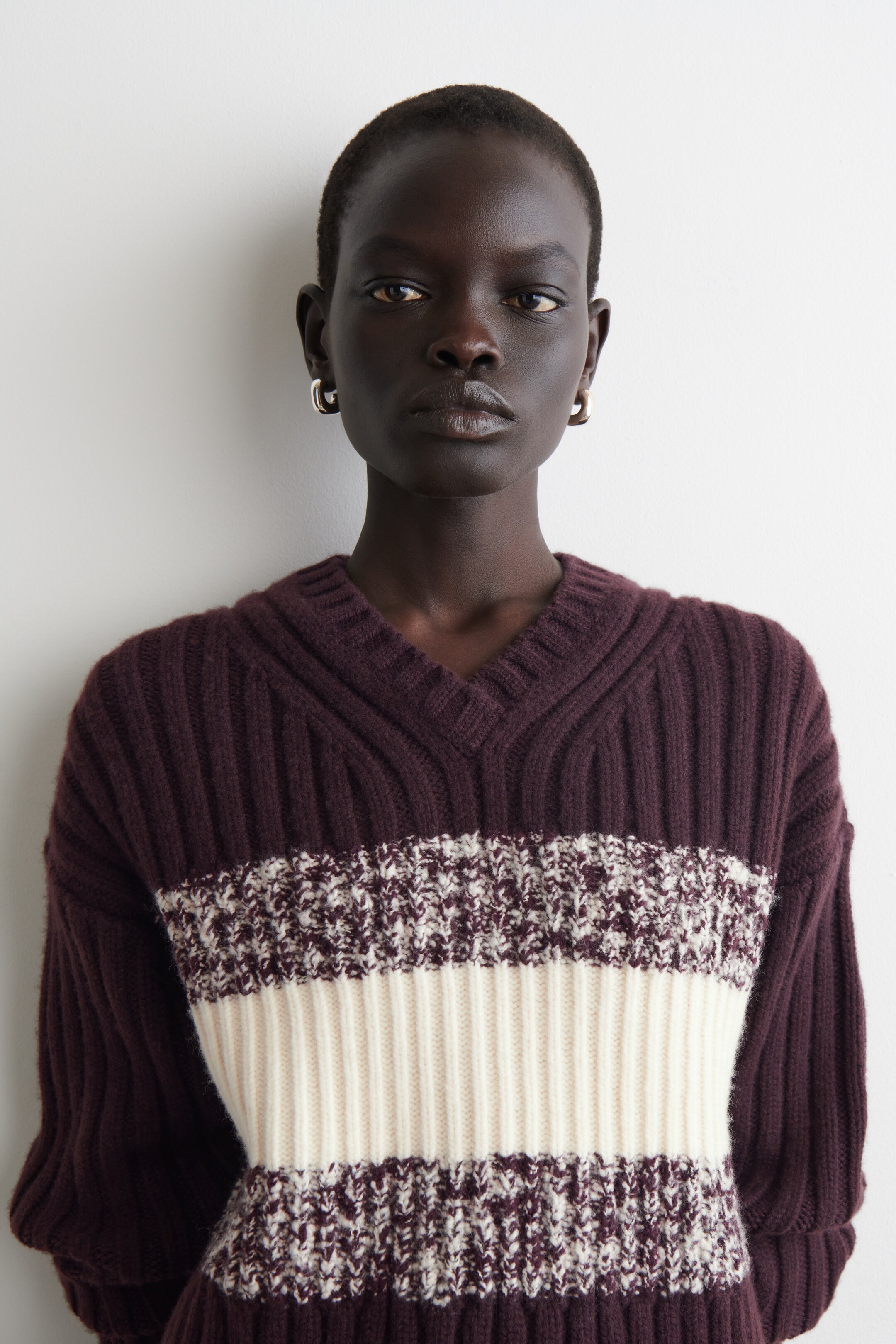 Προβολή μεγαλύτερης εικόνας: TEXTURED MERINO WOOL V-NECK JUMPER - BURGUNDY / CREAM - Ladies | H&M GR 3