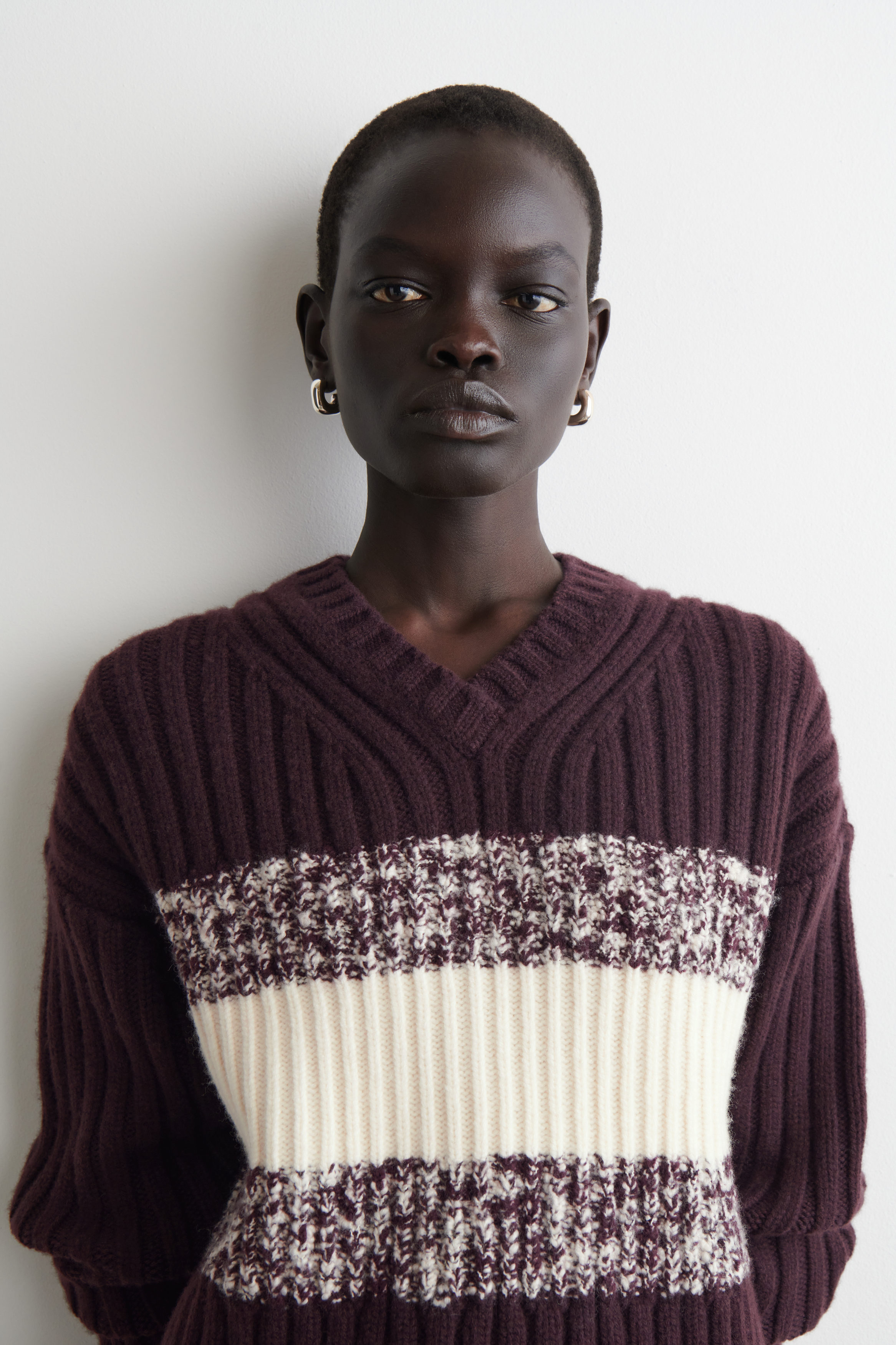TEXTURED MERINO WOOL V-NECK SWEATER - BURGUNDY / CREAM | COS US