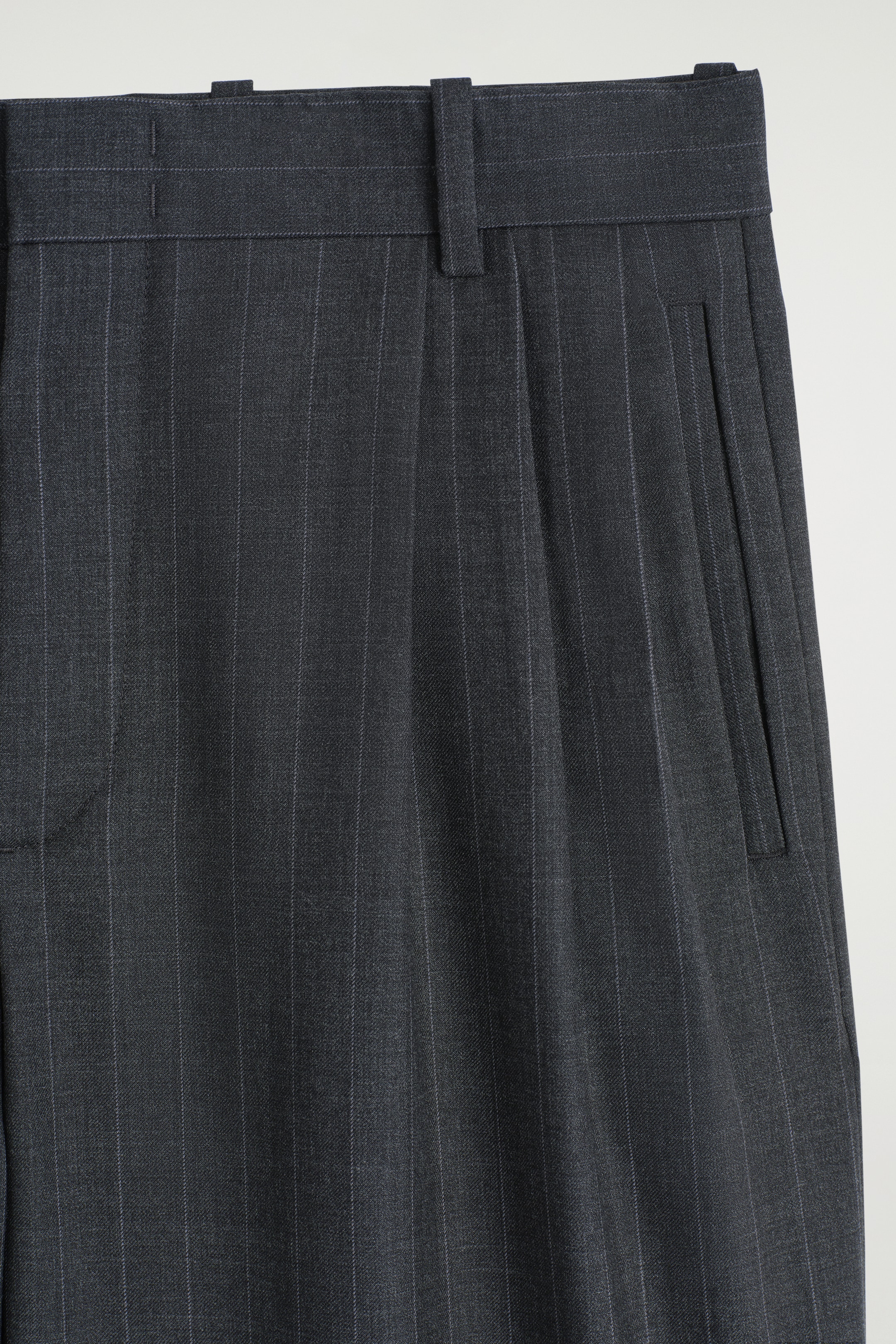 Größeres Bild ansehen: HOSE AUS MERINOWOLLE MIT WEITEM BEIN - SCHWARZ/NADELSTREIFEN - Men | H&M DE 7