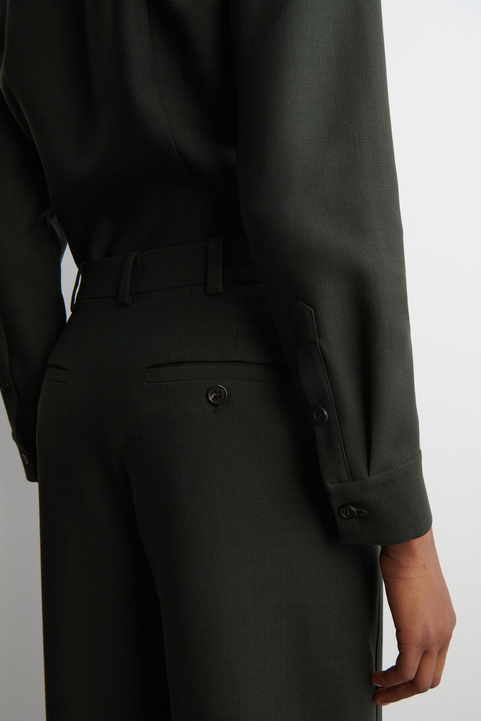 VERKÜRZTE HOSE AUS WOLLE MIT BARREL-BEIN - DUNKELGRÜN/BRAUN/SCHWARZ - 3