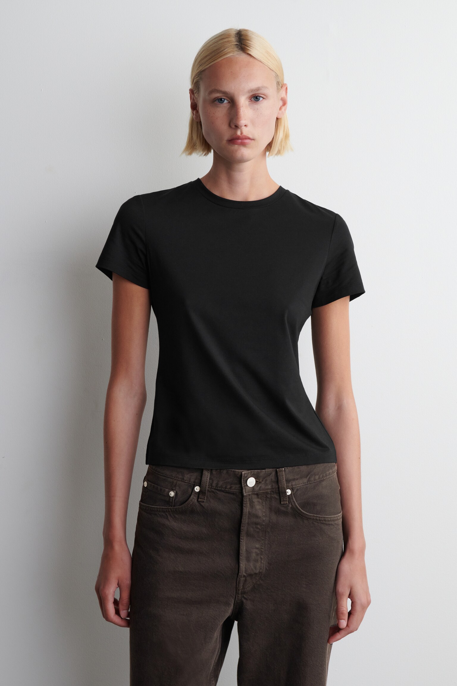 LEICHT VERKÜRZTES T-SHIRT - SCHWARZ - 1