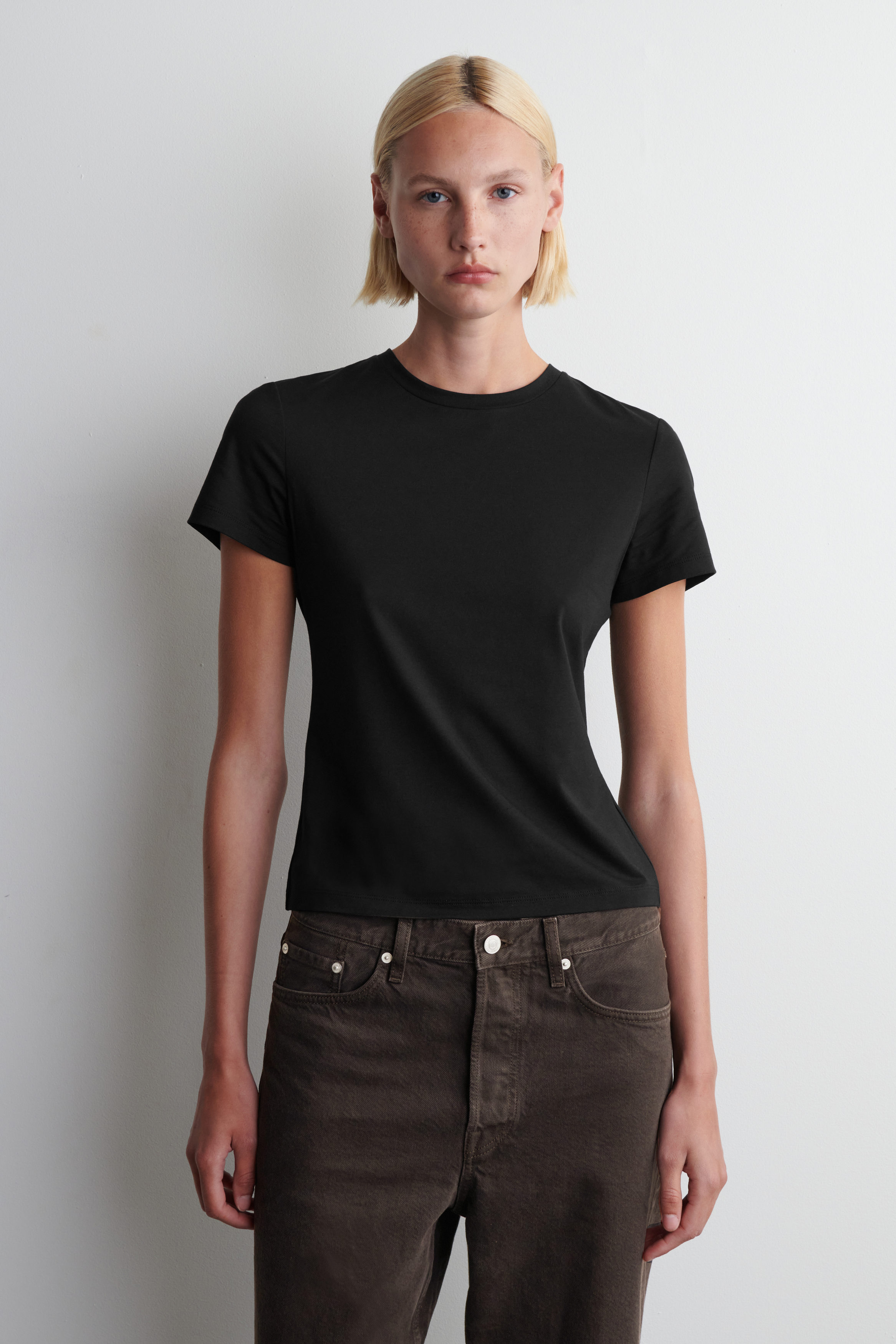 SHRUNKEN T-SHIRT - BLACK | COS