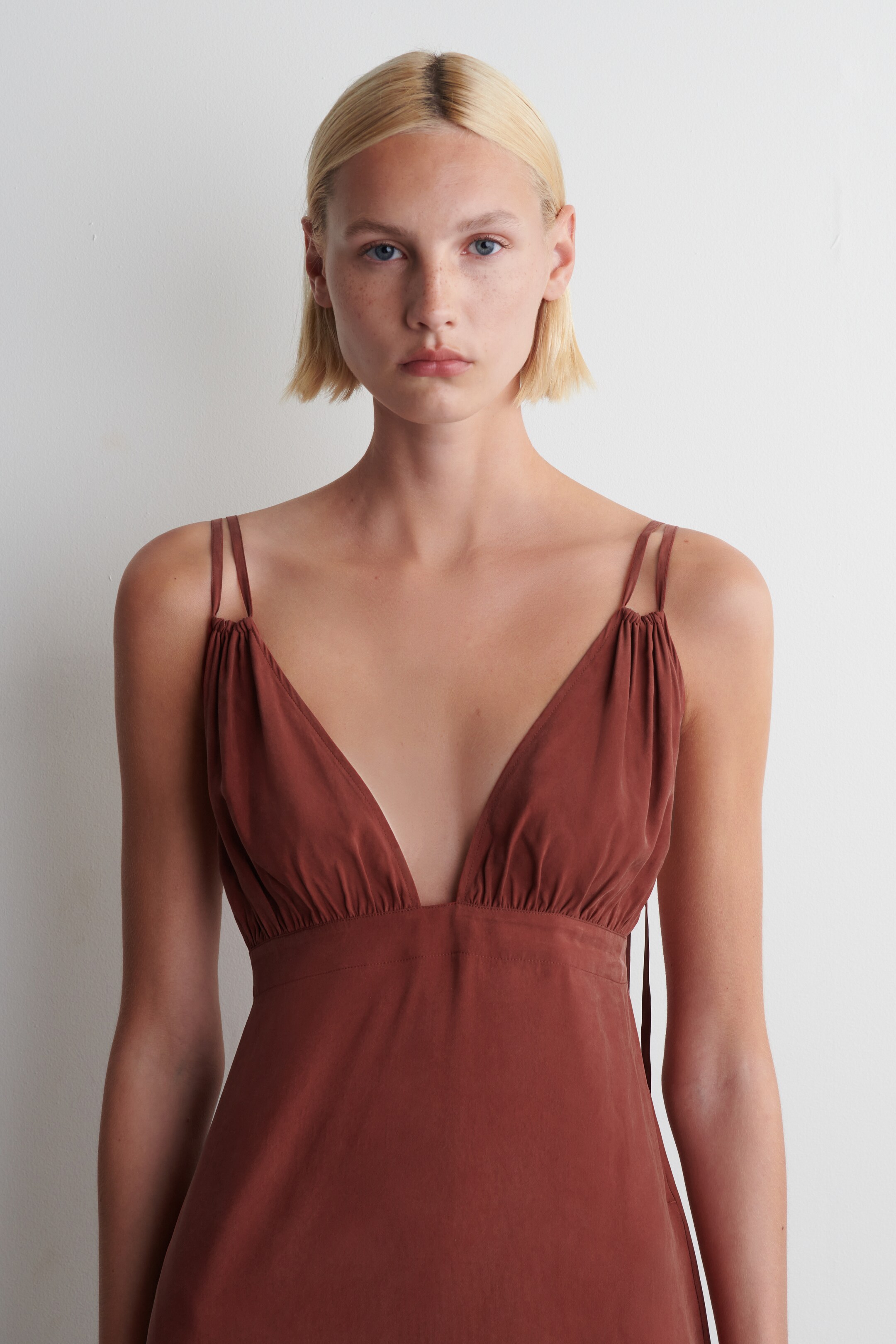 Vezi imaginea mai mare: ROCHIE MAXI CU DECOLTEU ÎN V ȘI ADUNĂTURI - ROȘU ÎNCHIS - FEMEI | H&M RO 4