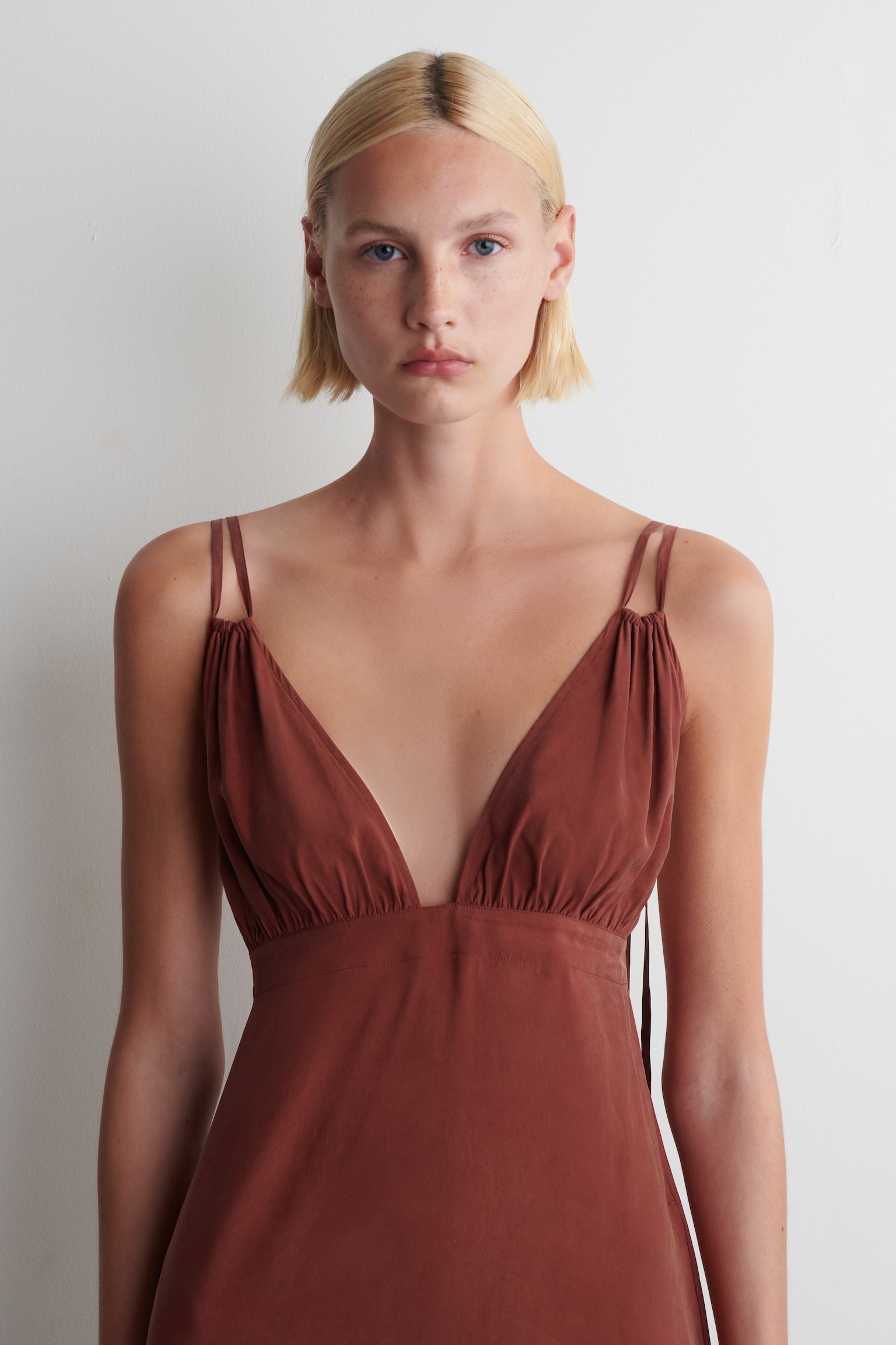 ROBE LONGUE FRONCÉE COL EN V - ROUGE PROFOND/NOIR DÉLAVÉ - 4