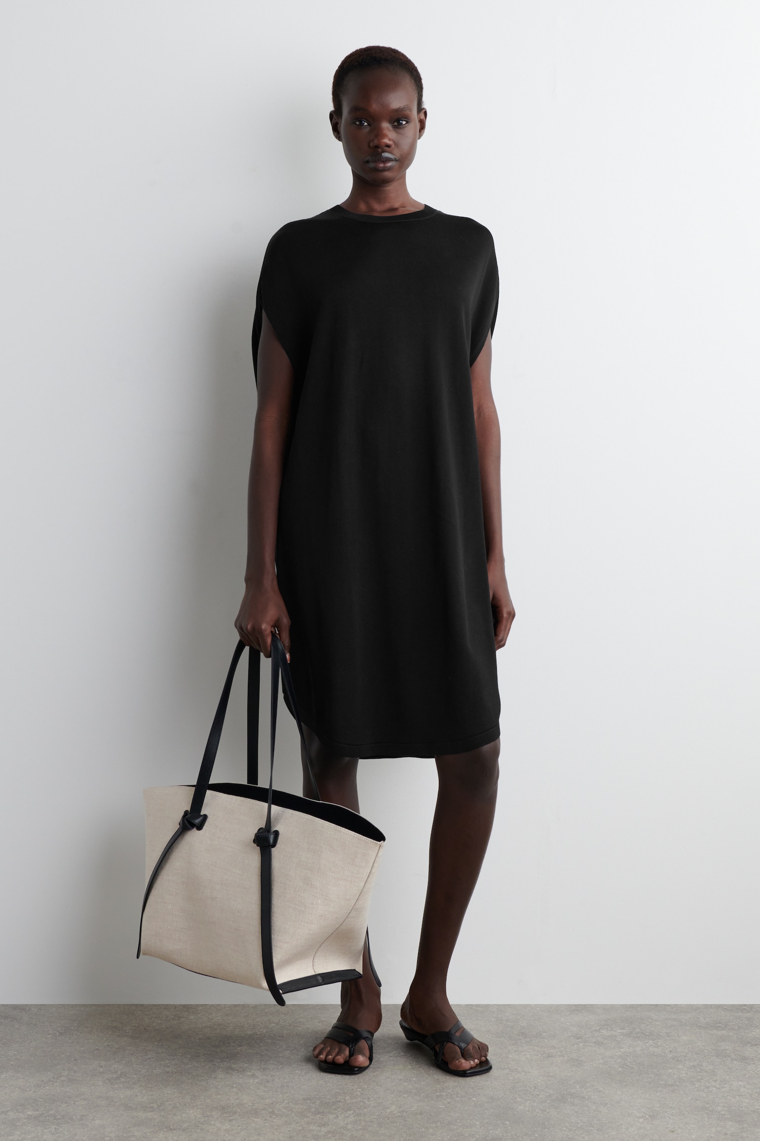 RUND GESCHNITTENES STRICKKLEID - SCHWARZ/WEISS