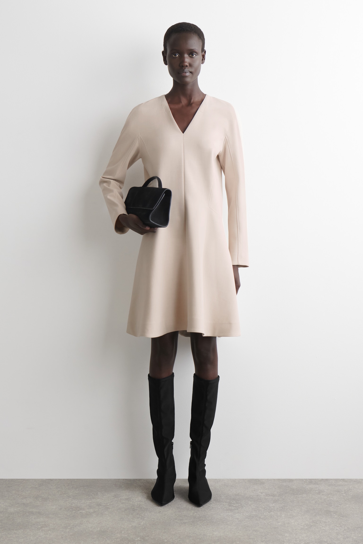 ELEGANTES MINIKLEID MIT V-AUSSCHNITT - BEIGE - 1