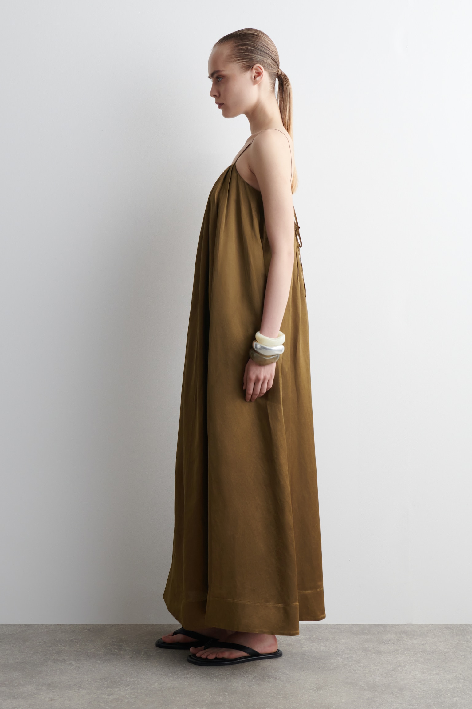 VESTIDO LARGO PLISADO FLUIDO - OCRE - 6