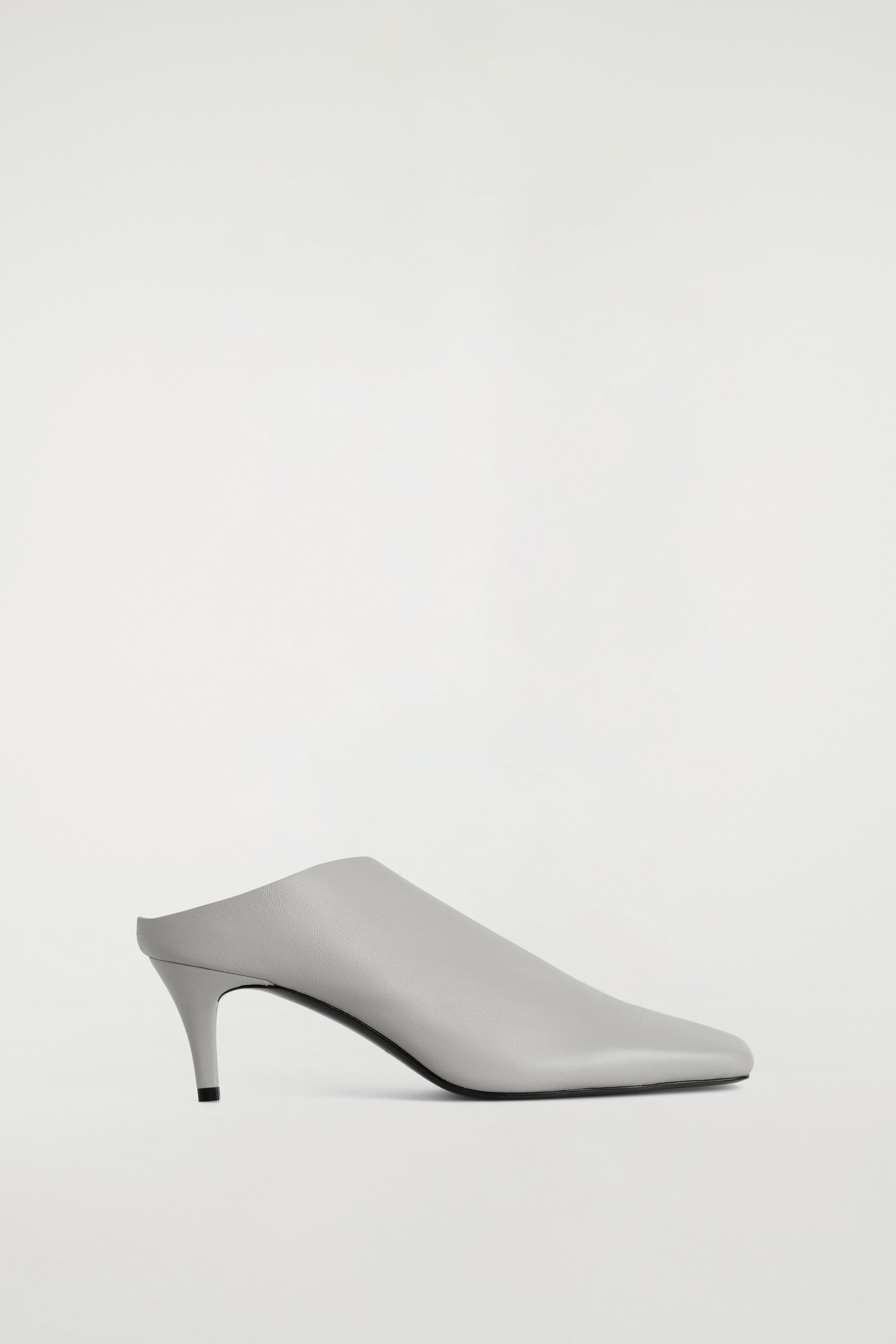 DRAPIERTE MULES AUS LEDER MIT KITTEN-HEEL