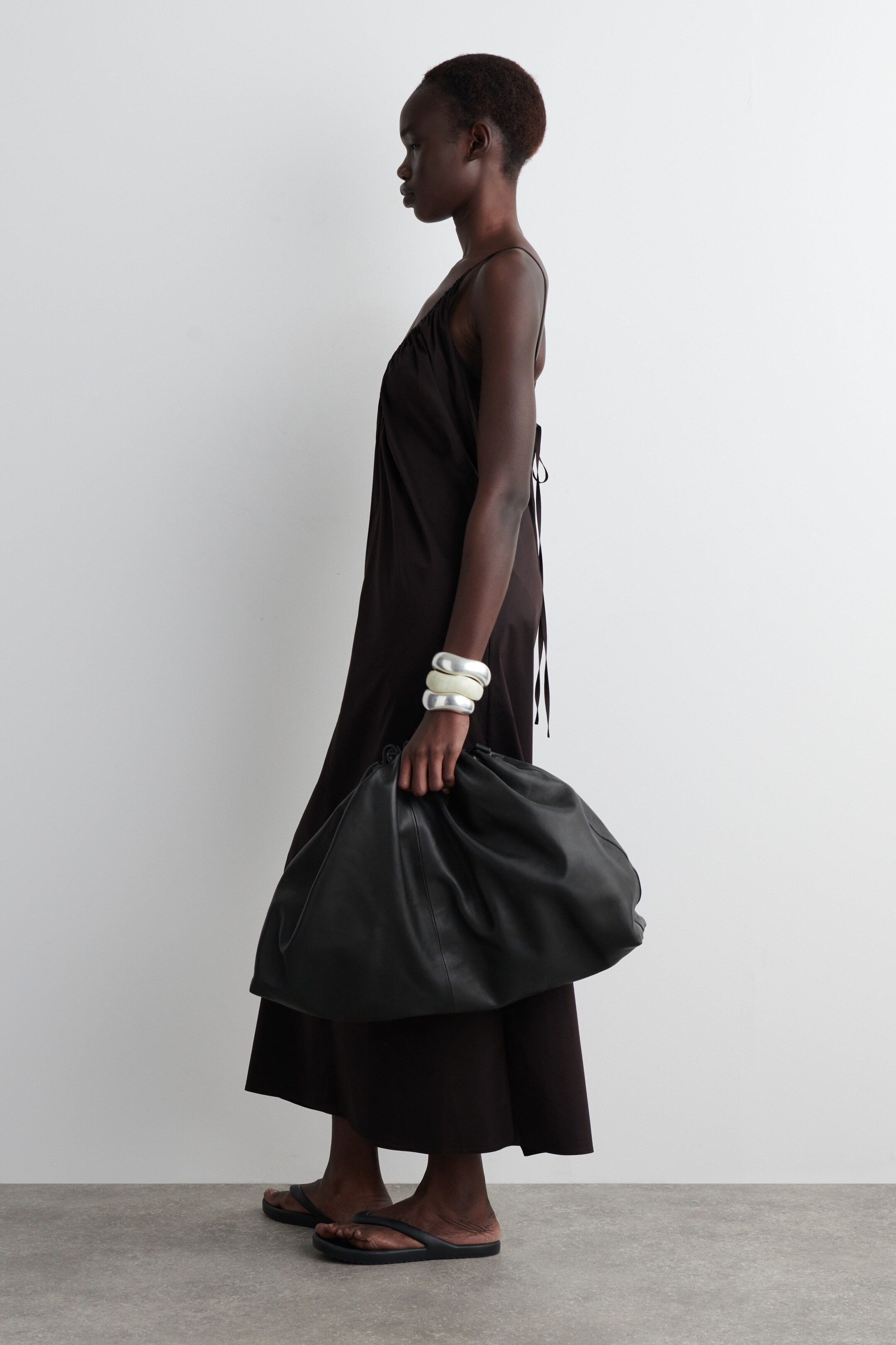 Agrandir l'image: ROBE LONGUE FRONCÉE COL EN V - BRUN FONCÉ - FEMME | H&M BE 2