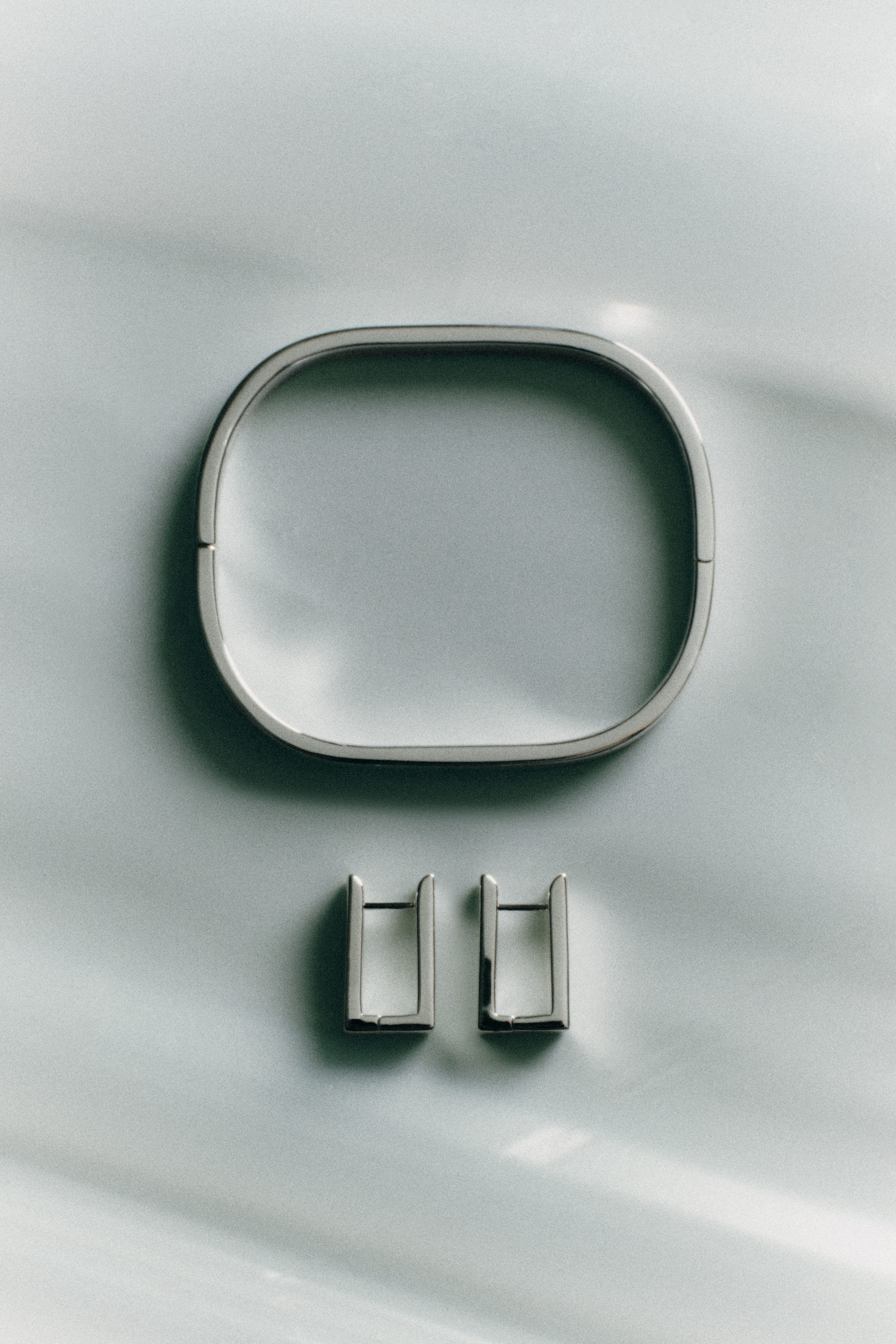 CURVED RECTANGULAR BANGLE - SILVER | COS US