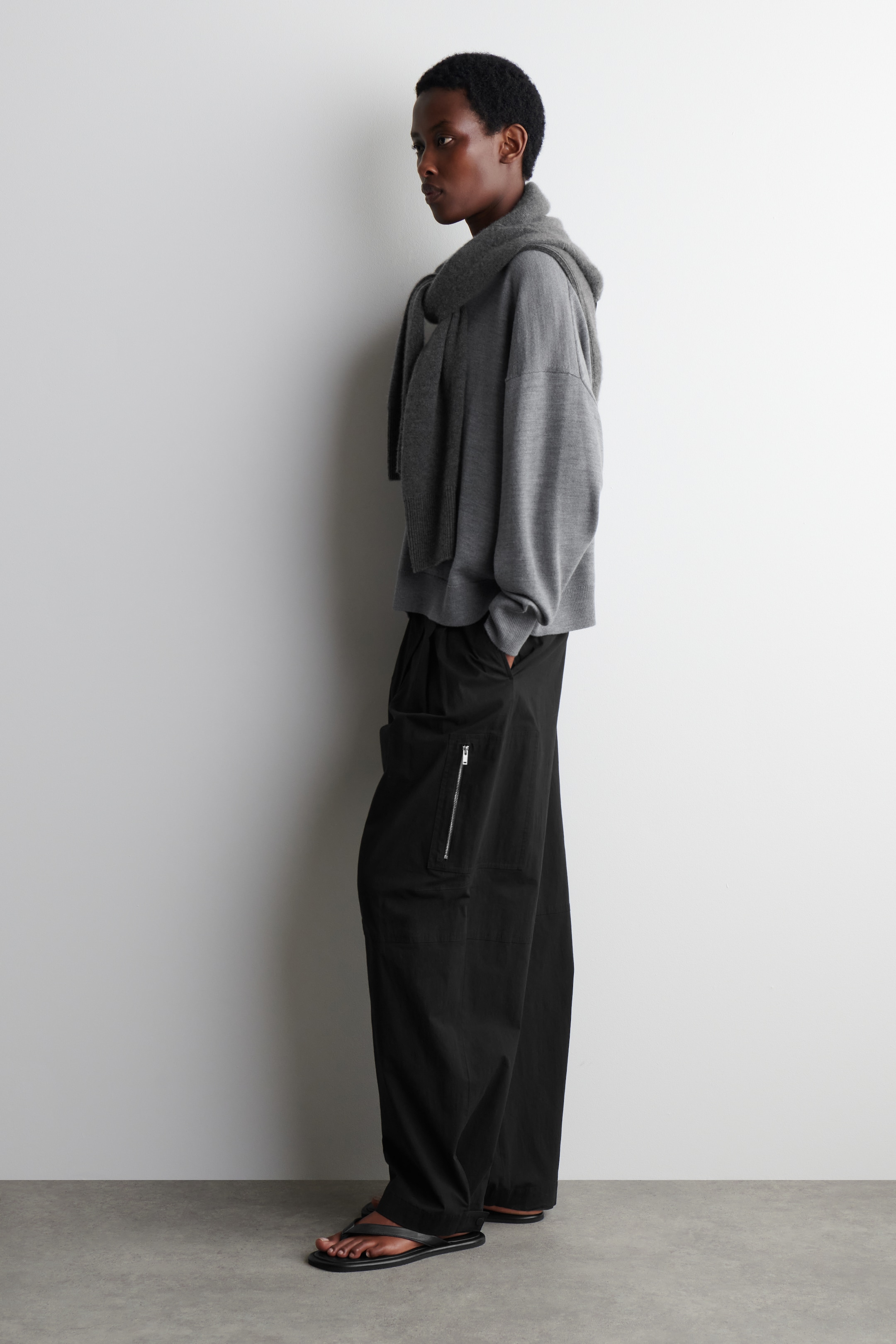Grösseres Bild ansehen: PULLOVER AUS MERINOWOLLE MIT RUNDHALSAUSSCHNITT - GRAU MELIERT - DAMEN | H&M CH 5