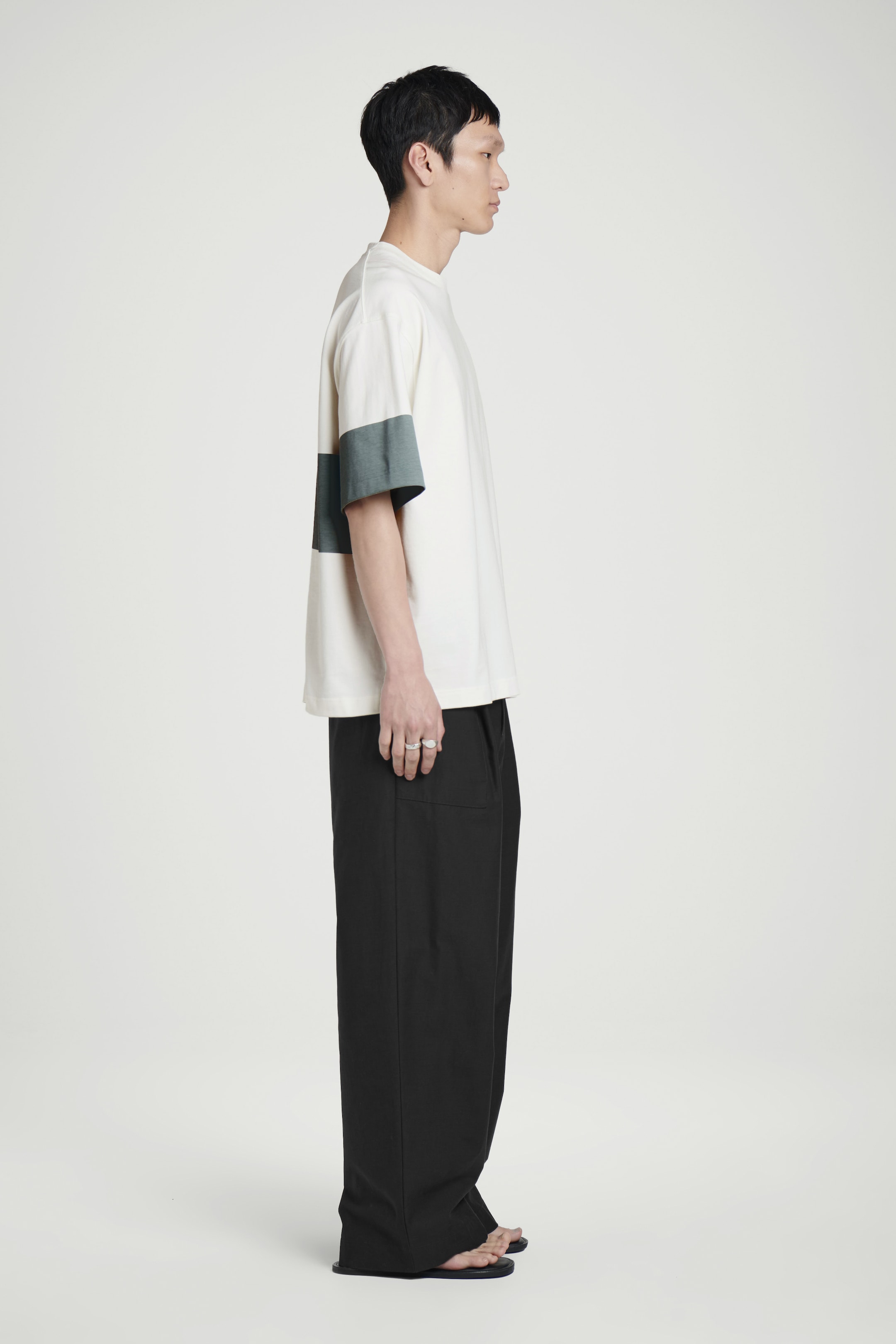 Grotere afbeelding bekijken: Oversized kleurblok katoenen T-shirt - wit / staalblauw - HEREN | H&M BE 2