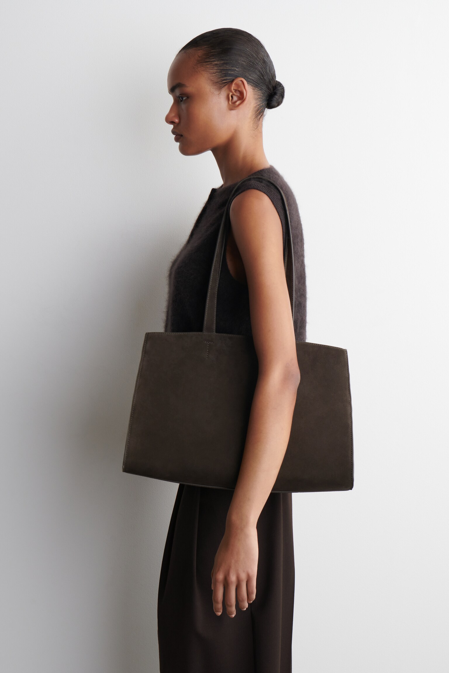 GALLERY TOTE BAG – VELOURSLEDER - DUNKELBRAUN