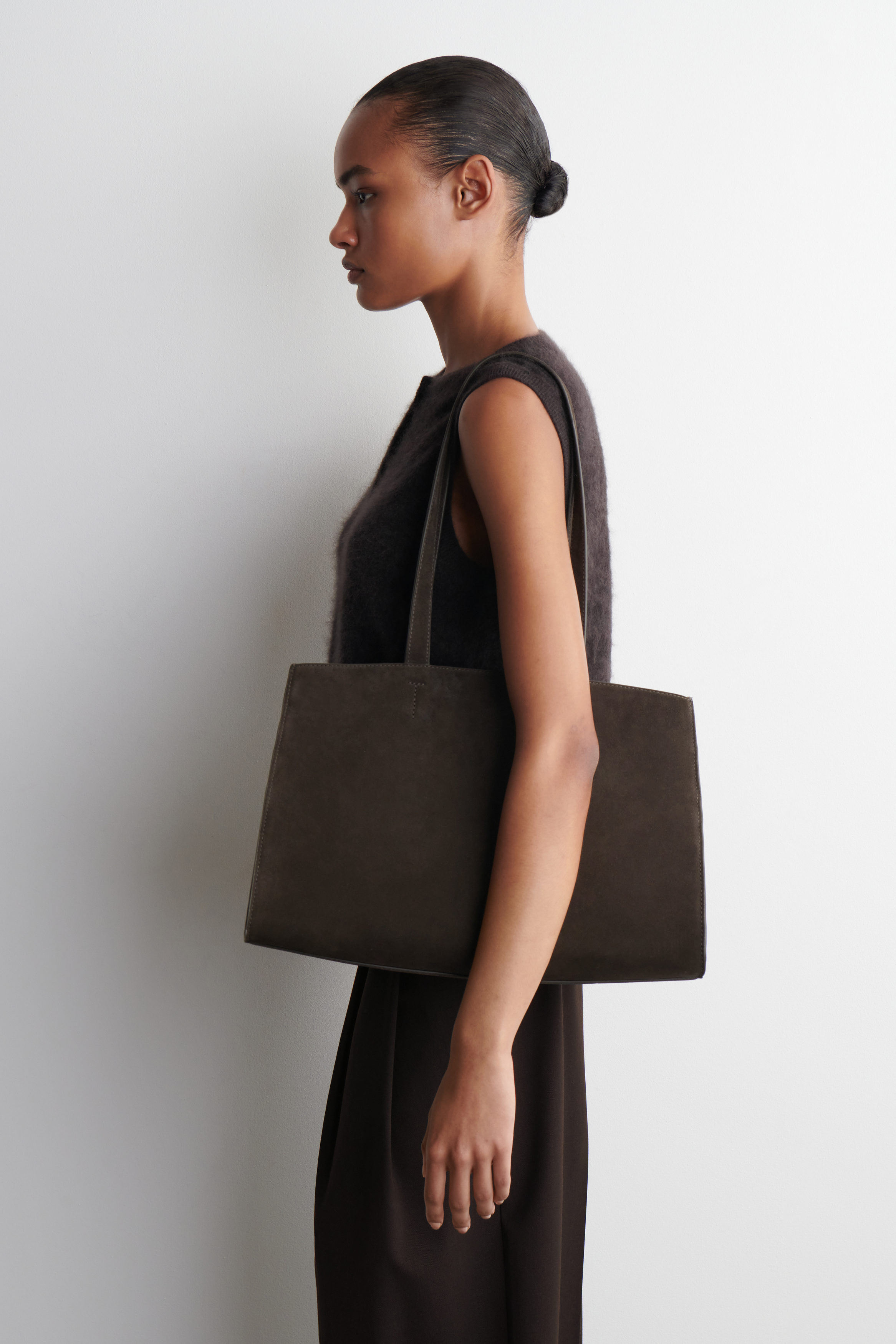 COS トートバッグ ブラック LEATHER TOTE BAG レザートートバッグ｜COS コス 公式オンライン