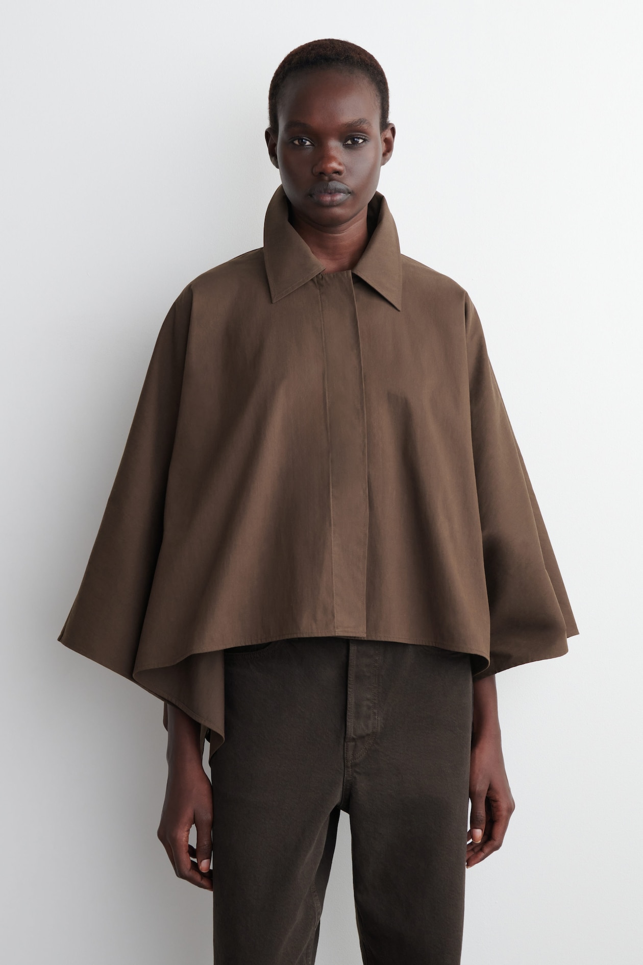 GABARDINA CAPA CROPPED - MARRÓN OSCURO | COS