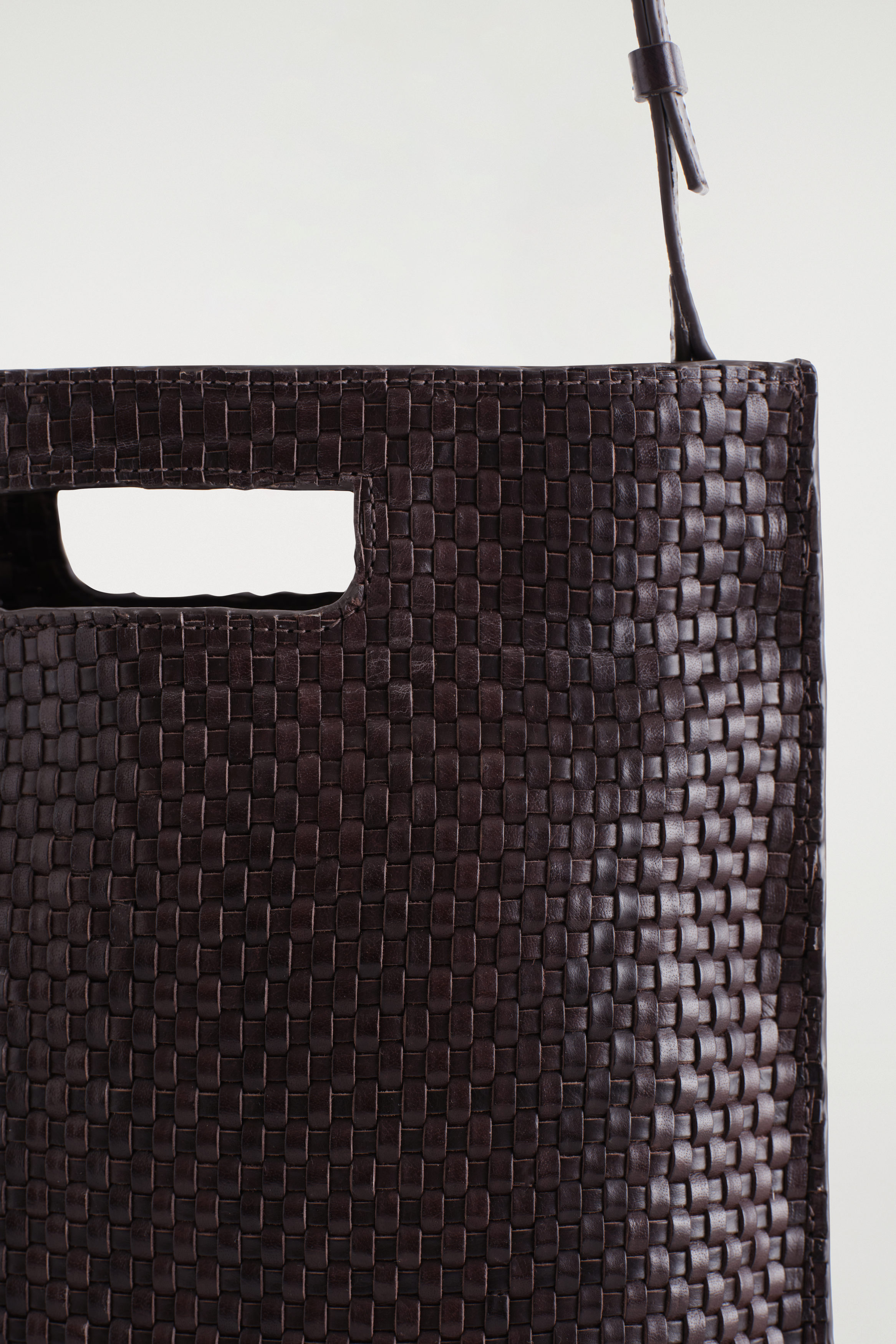 【COS】FOLIO HAND-WOVEN BAG - LEATHER レザーバッグ FOLIO HAND-WOVEN BAG - LEATHER - DARK BROWN | COS
