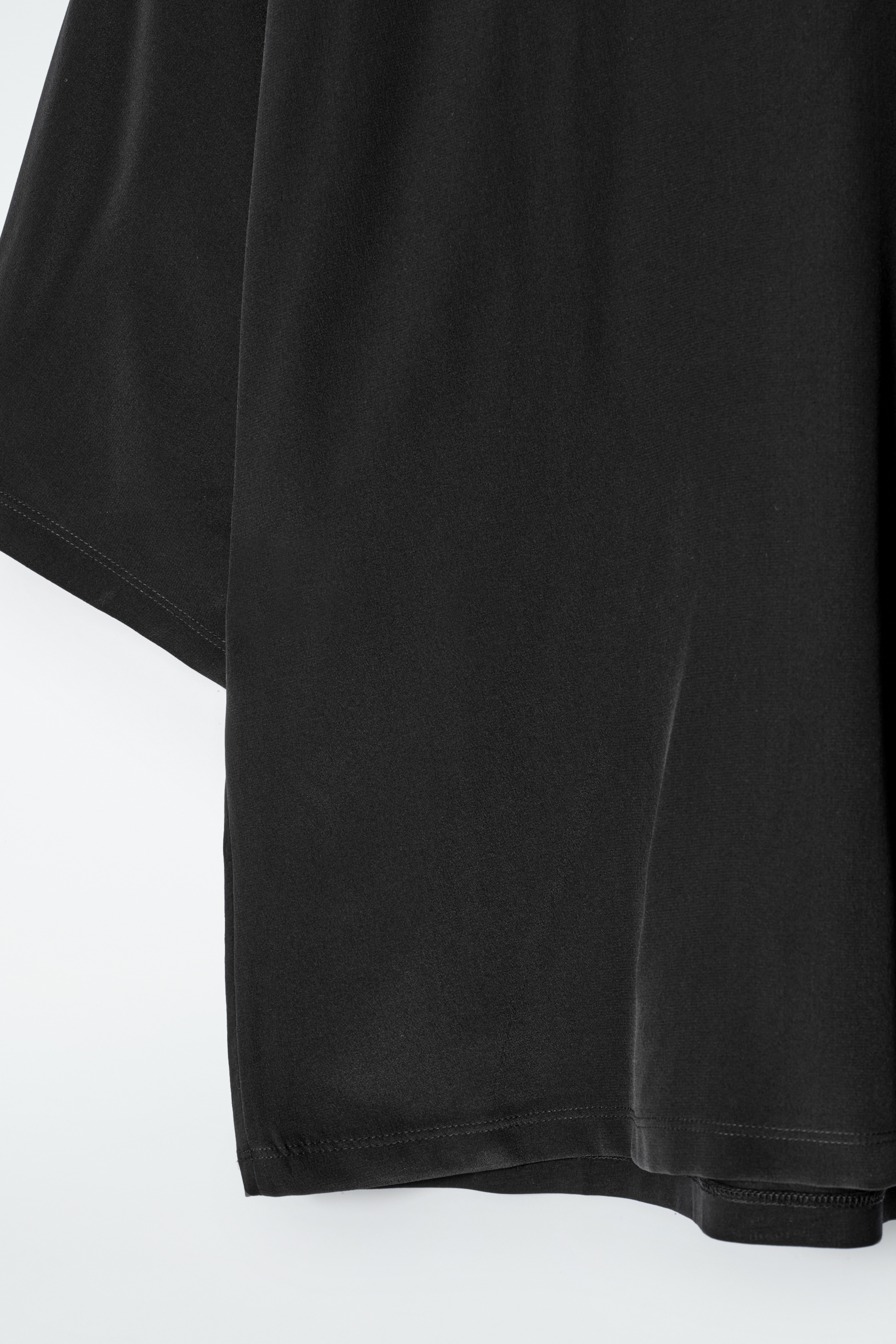 Visa större bild: T-SHIRT I SIDEN MED FLADDERMUSÄRM - SVART - DAM | H&M SE 5
