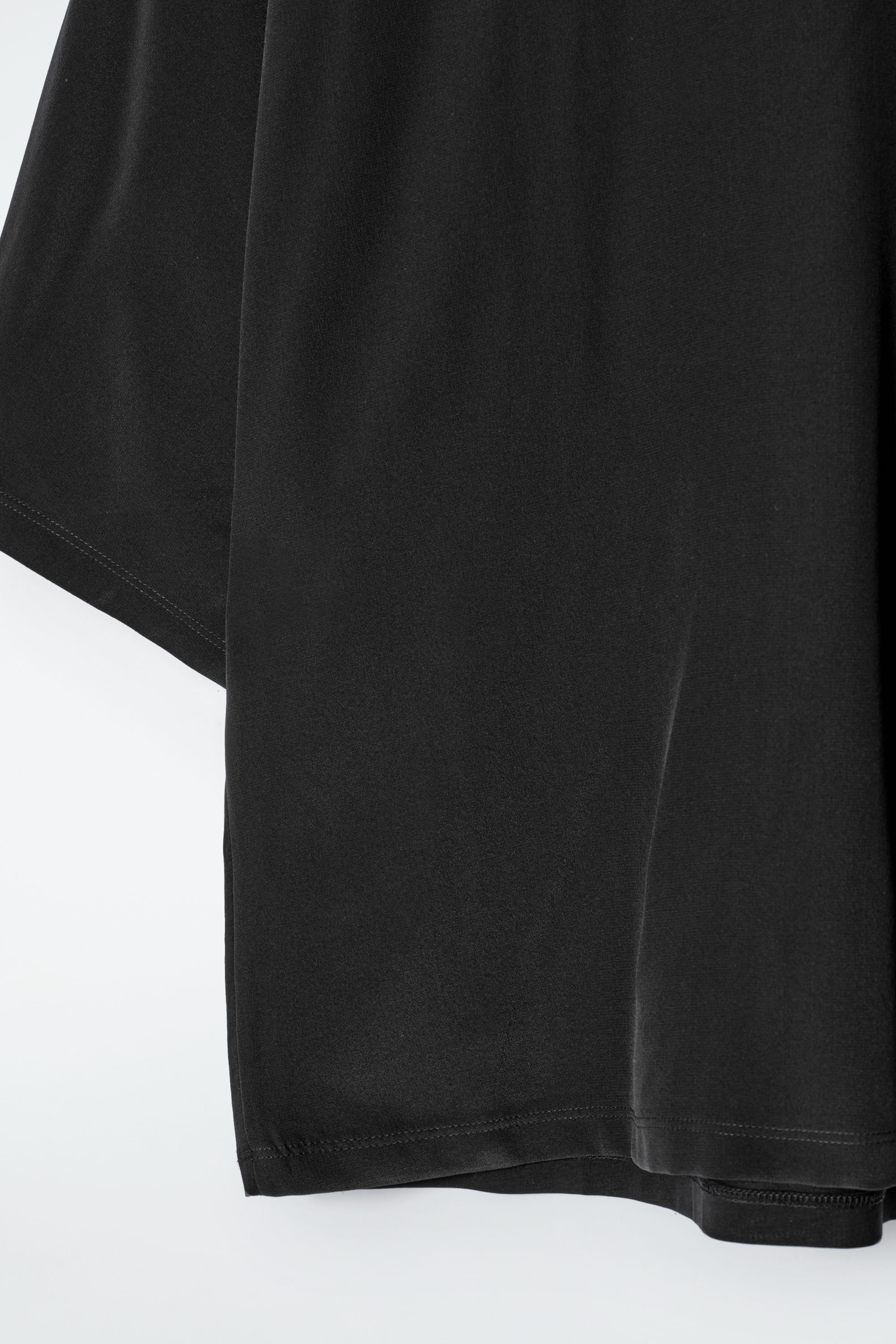 CAMISETA DE SEDA CON MANGAS MURCIÉLAGO