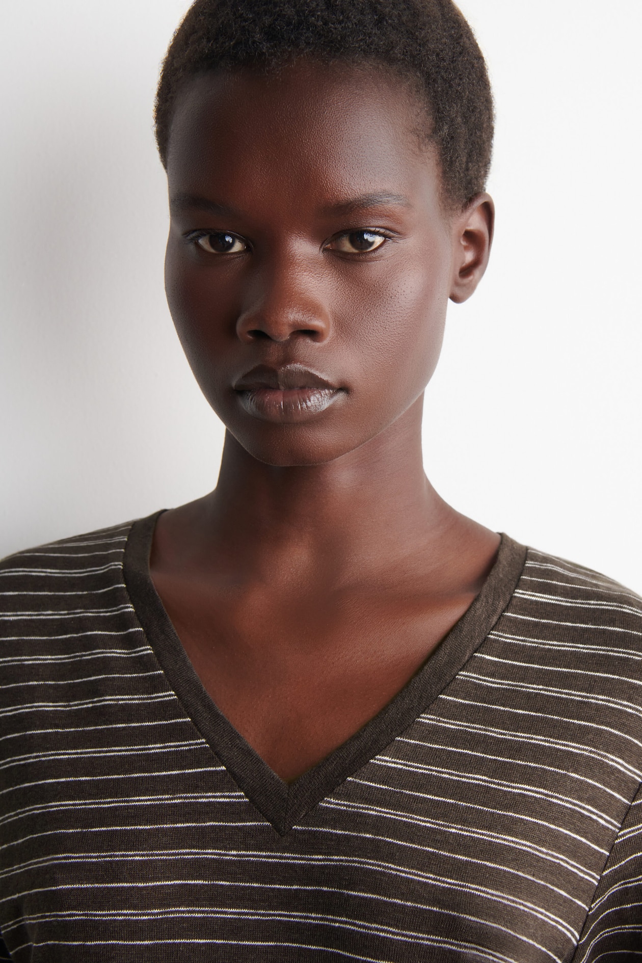 V-NECK LINEN T-SHIRT — BROWN / WHITE / STRIPED