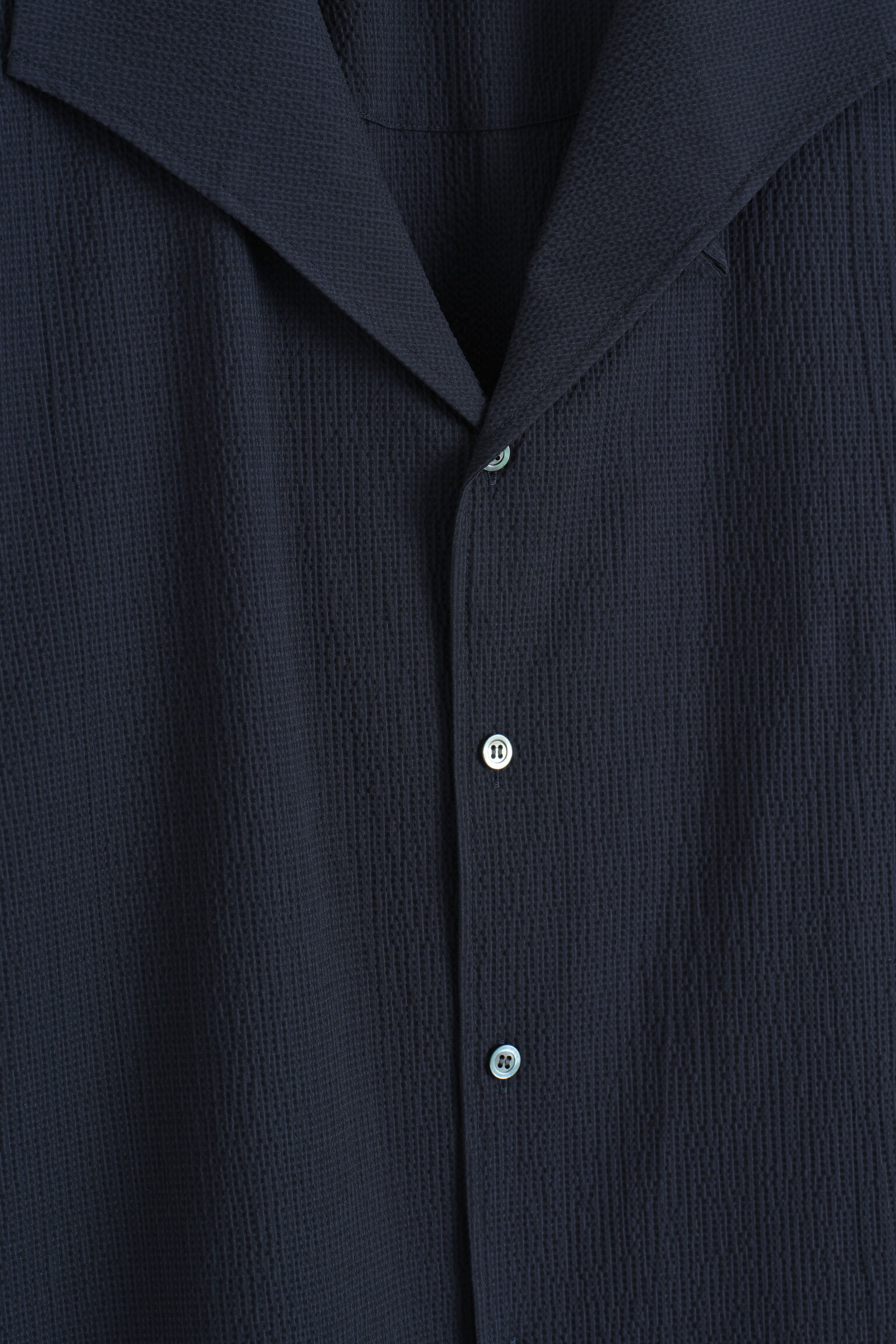 CAMISA DE SEERSUCKER CON CUELLO ABIERTO - AZUL MARINO/BLANCO - 3
